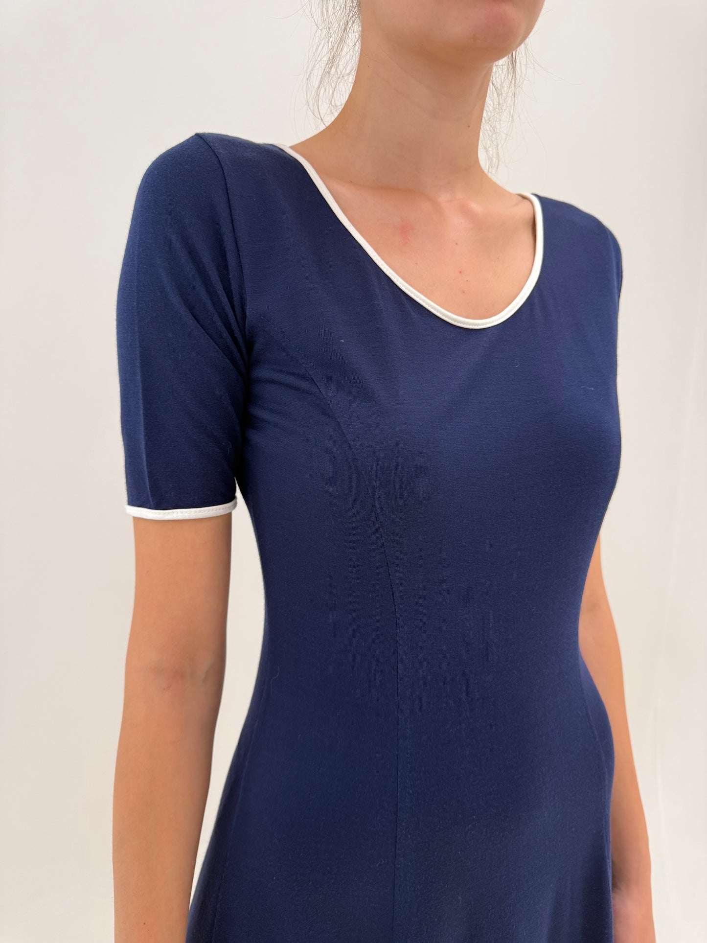 Rochie ultra confort Navy cu decupaje chic la spate și paspoal alb