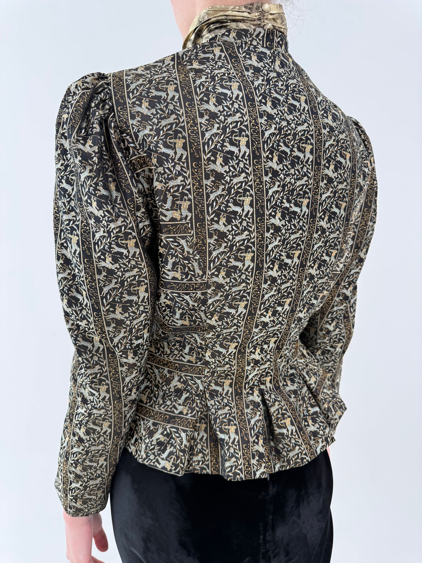Sacou ultra cambrat din brocart de mătase naturală cu umeri ușor bufanți