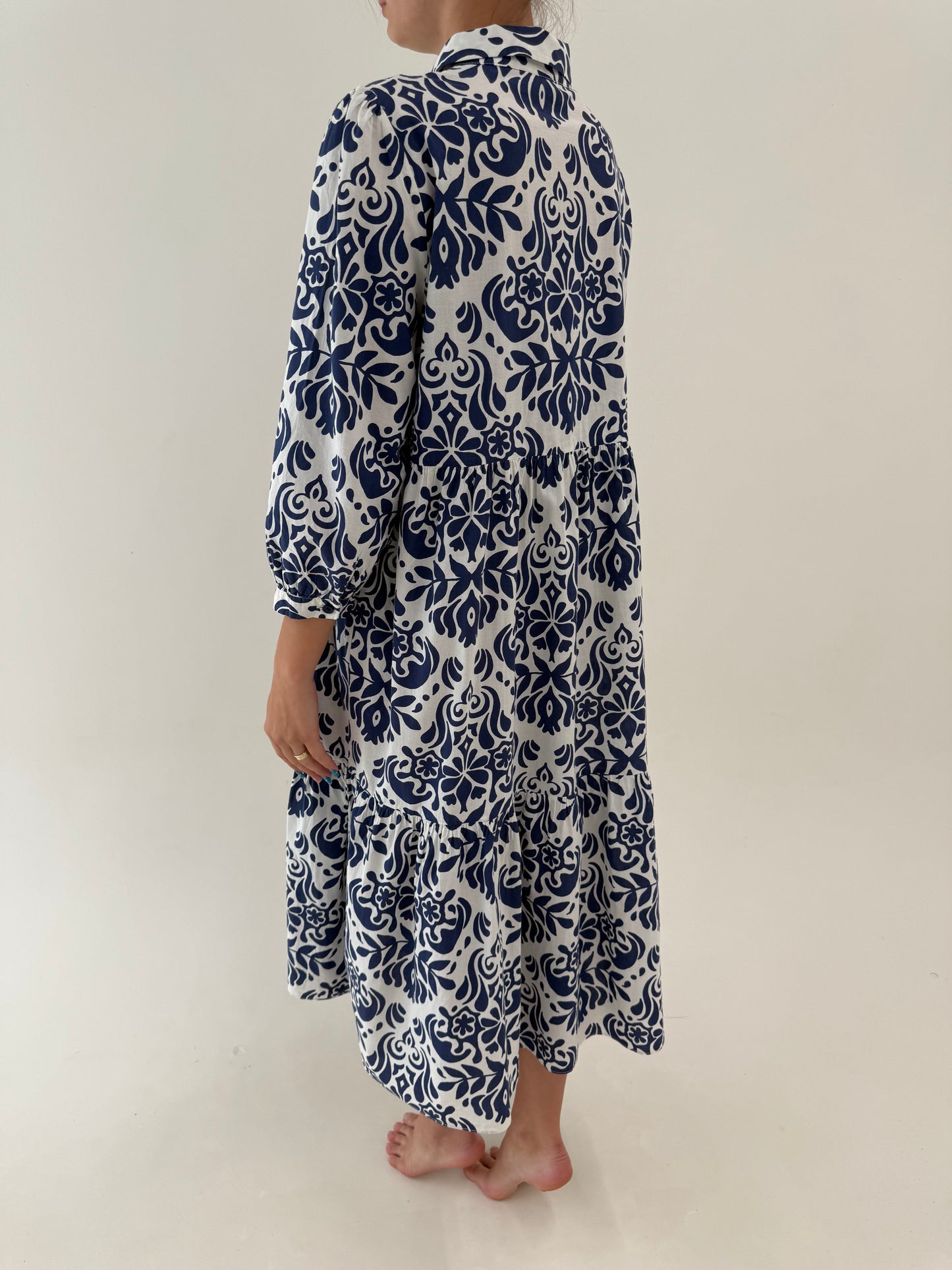 Rochie din bumbac premium cu print albastru cerneală organic stilizat