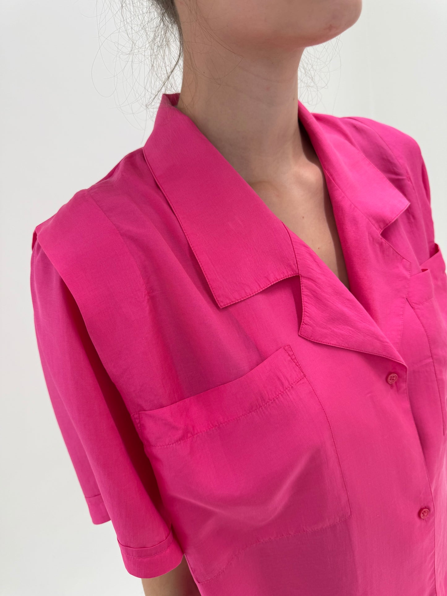 Cămașa neon pink din mătase naturală în croi retro modern