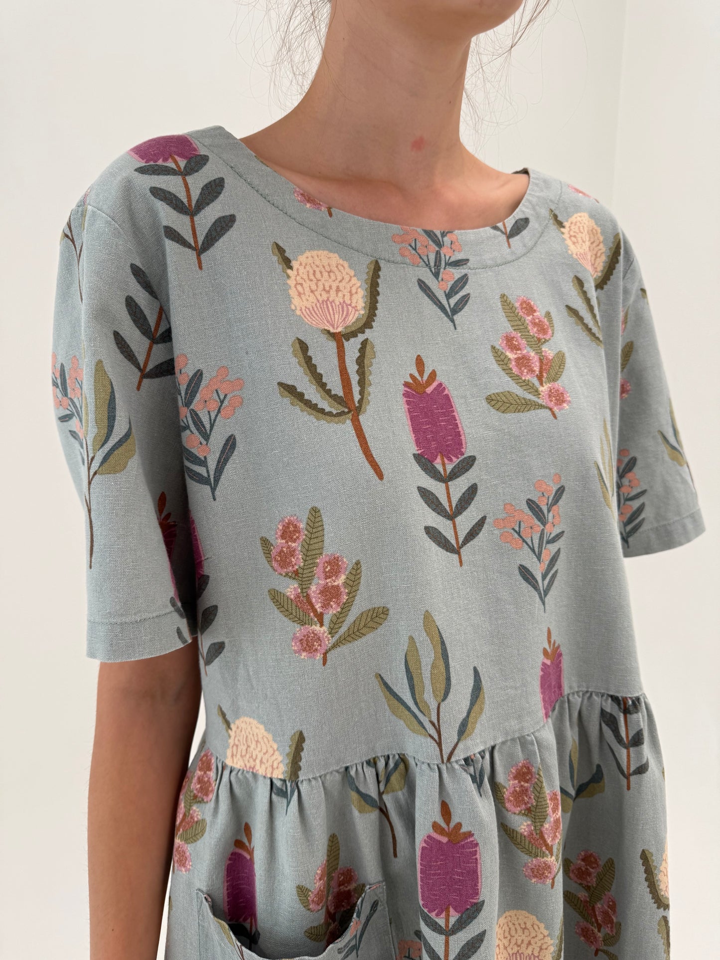 Rochie dusty Blue din pânză premium de in cu print floral și buzunare în croi lejer