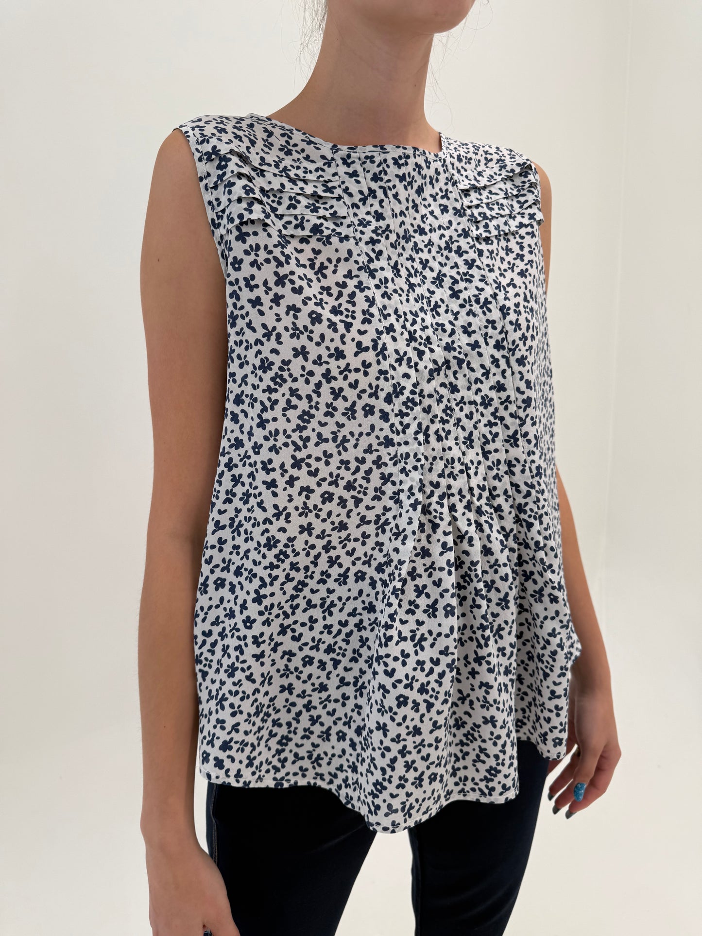 Top Max Mara din mătase naturală în croi actual chic cu drapaje alb și Navy blue