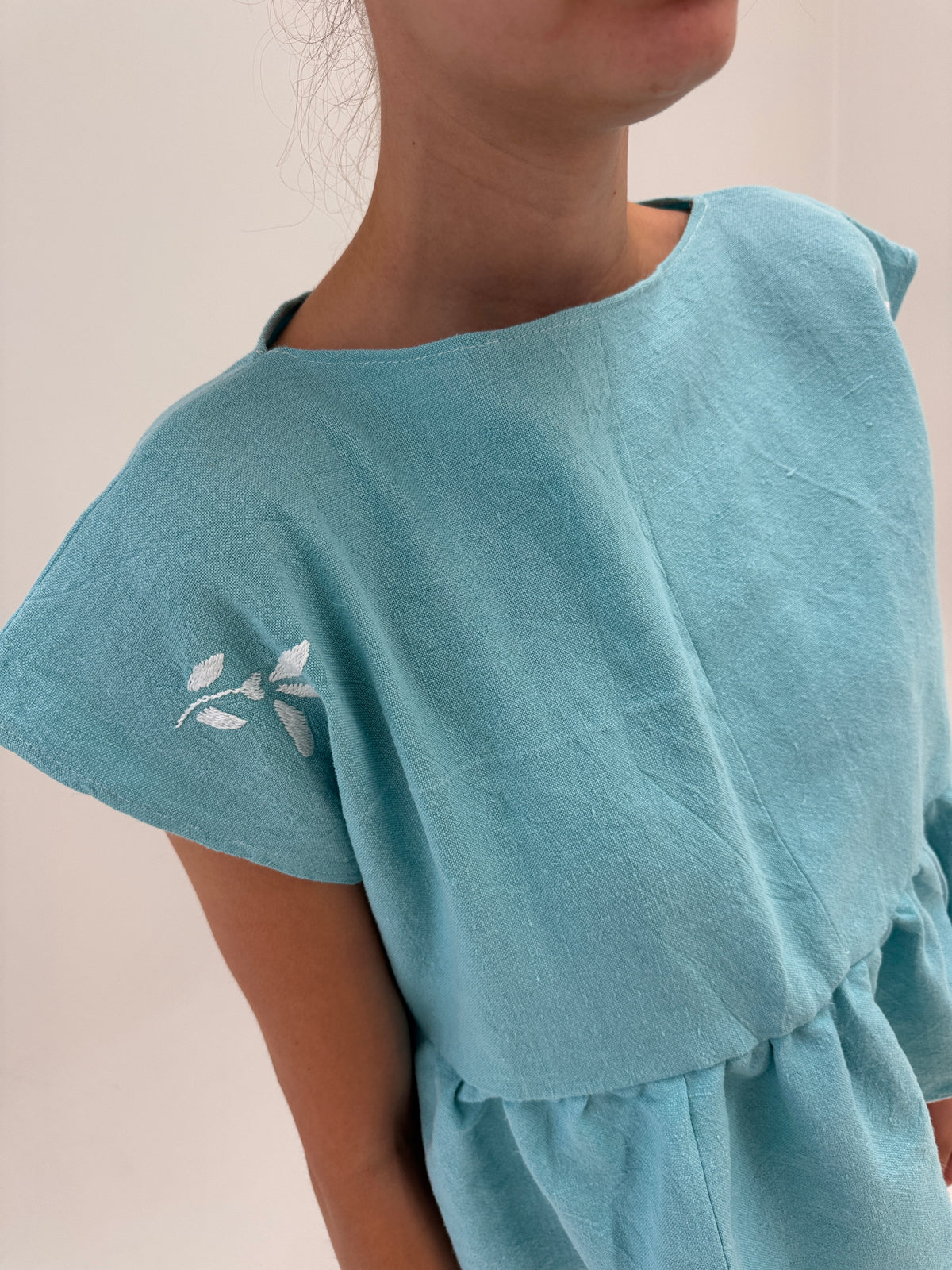 Set din pânză excepțională de in aqua blue cu broderie manuală superbă