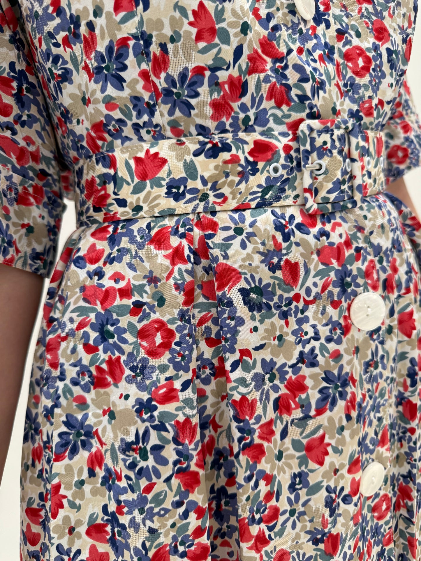 Rochie din twill de mătase naturală în croi super feminin cu centura proprie