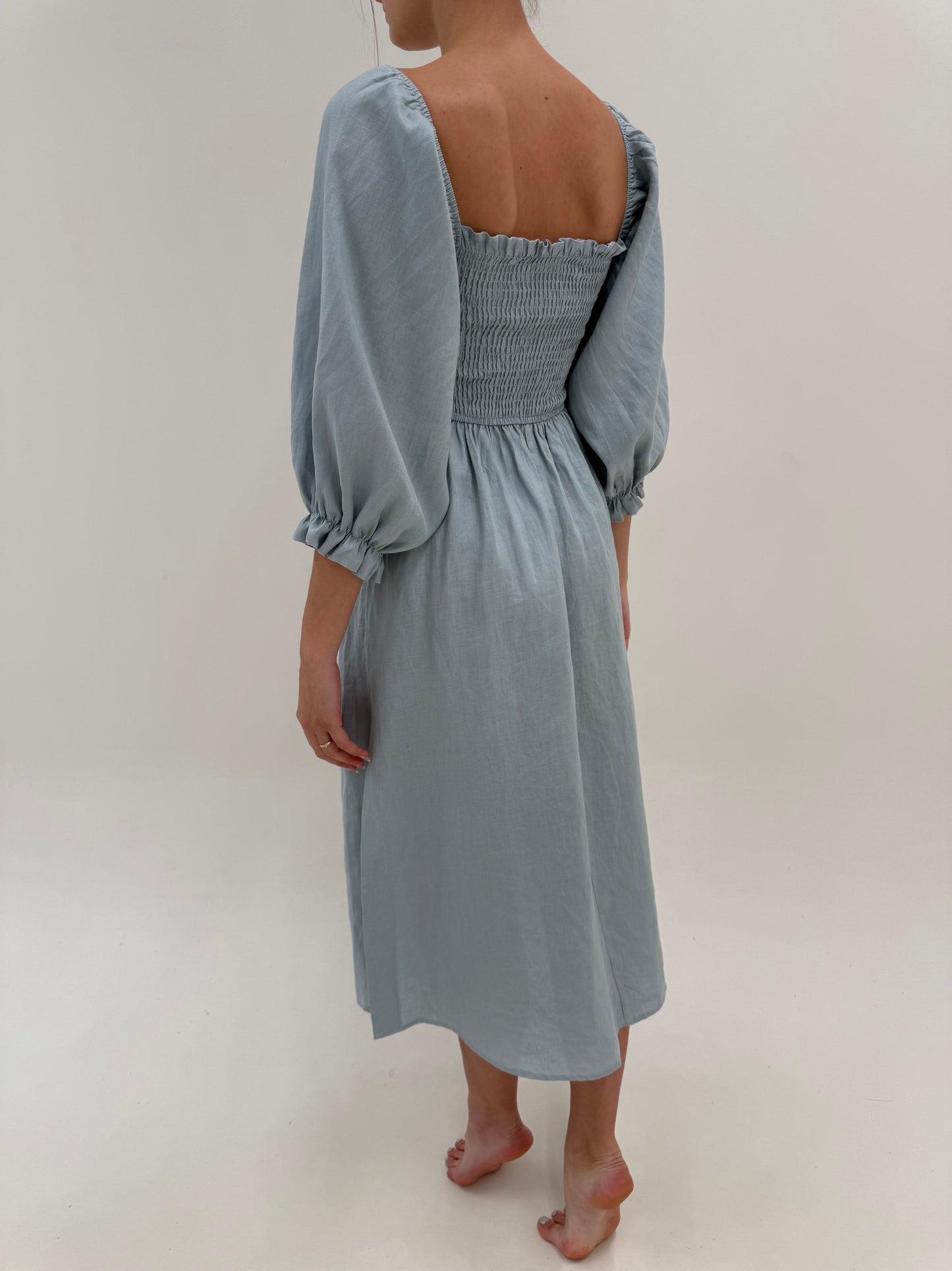 Rochie maxi dusty baby blue cu bust elastic și mâneci bufante din in premium
