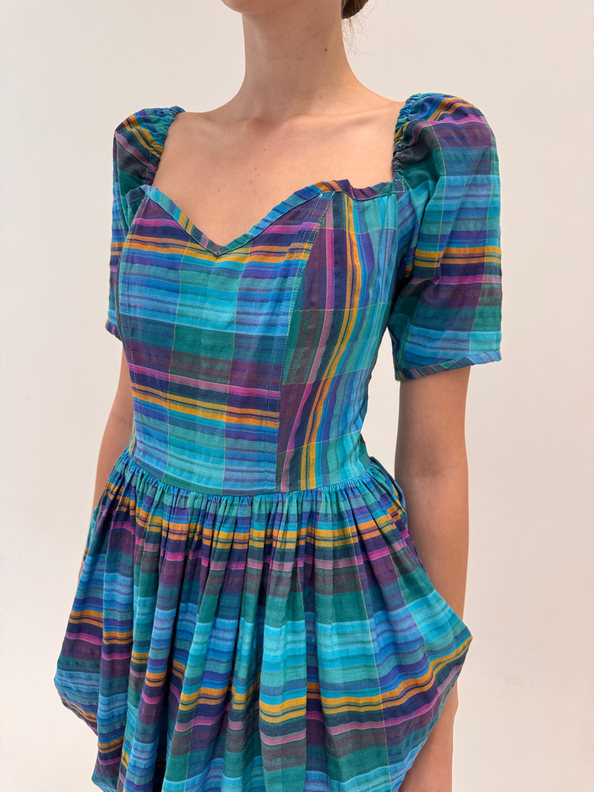 Rochie vintage spectaculoasă din pânză de in în croi elaborat cu corsaj