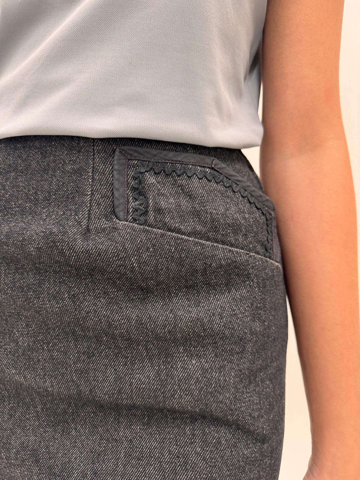 Fustă vintage Alberta Feretti din jeans excepțional și croi chic cu buzunare oblice