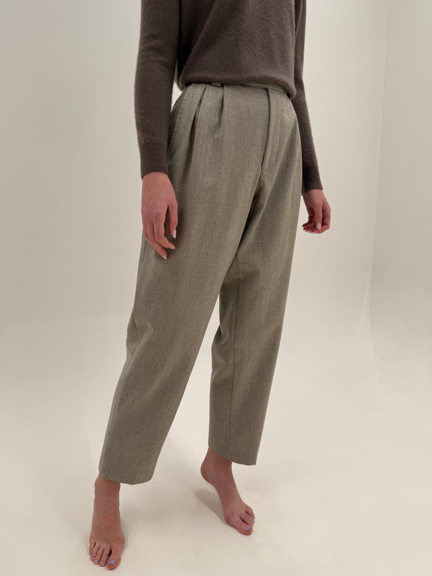 Pantaloni nude cu talie ultra înaltă și pense adânci din lana plină extrafina