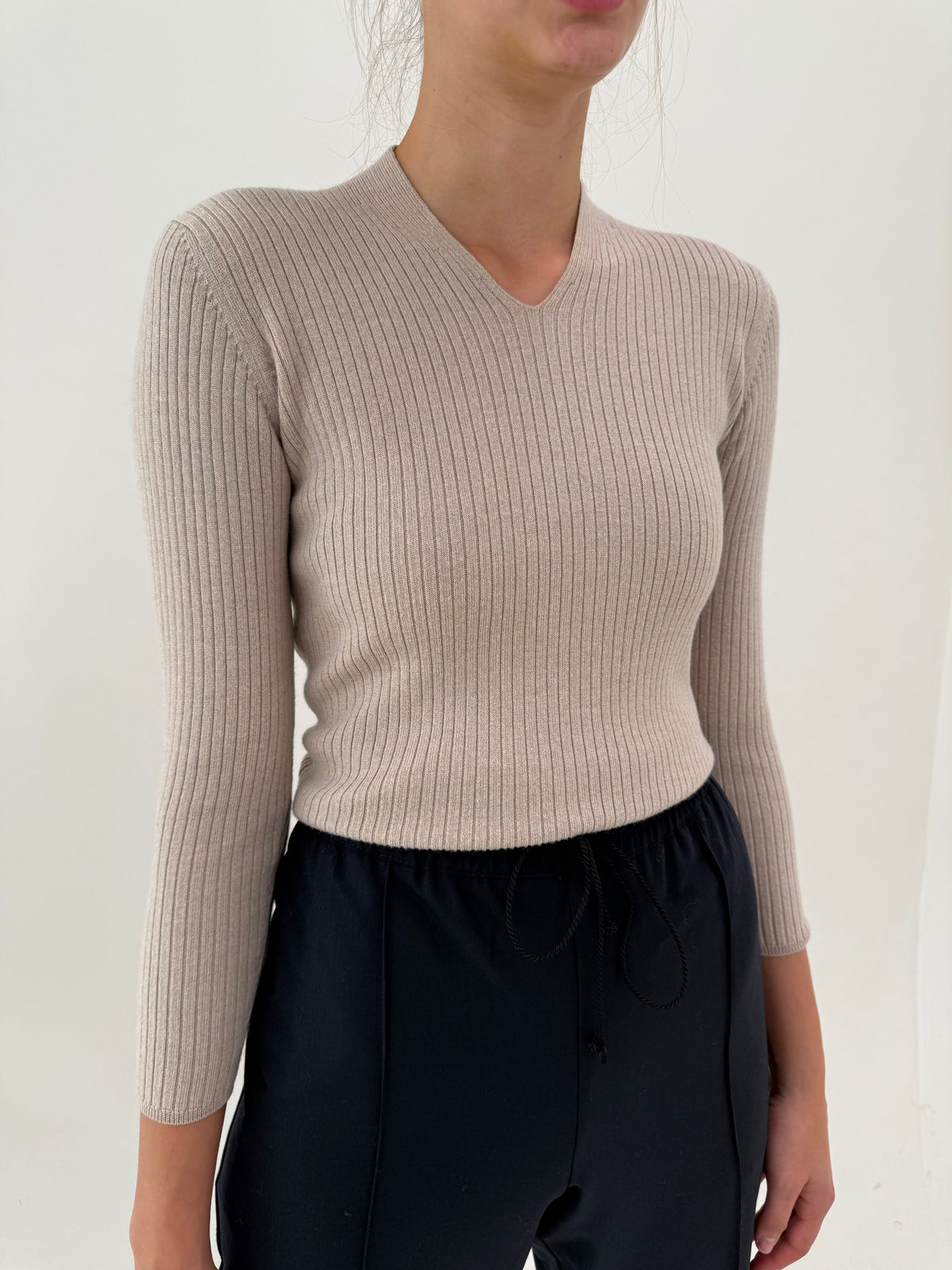 Pulover nude italian cambrat petite din lana merino extrafina excepțională