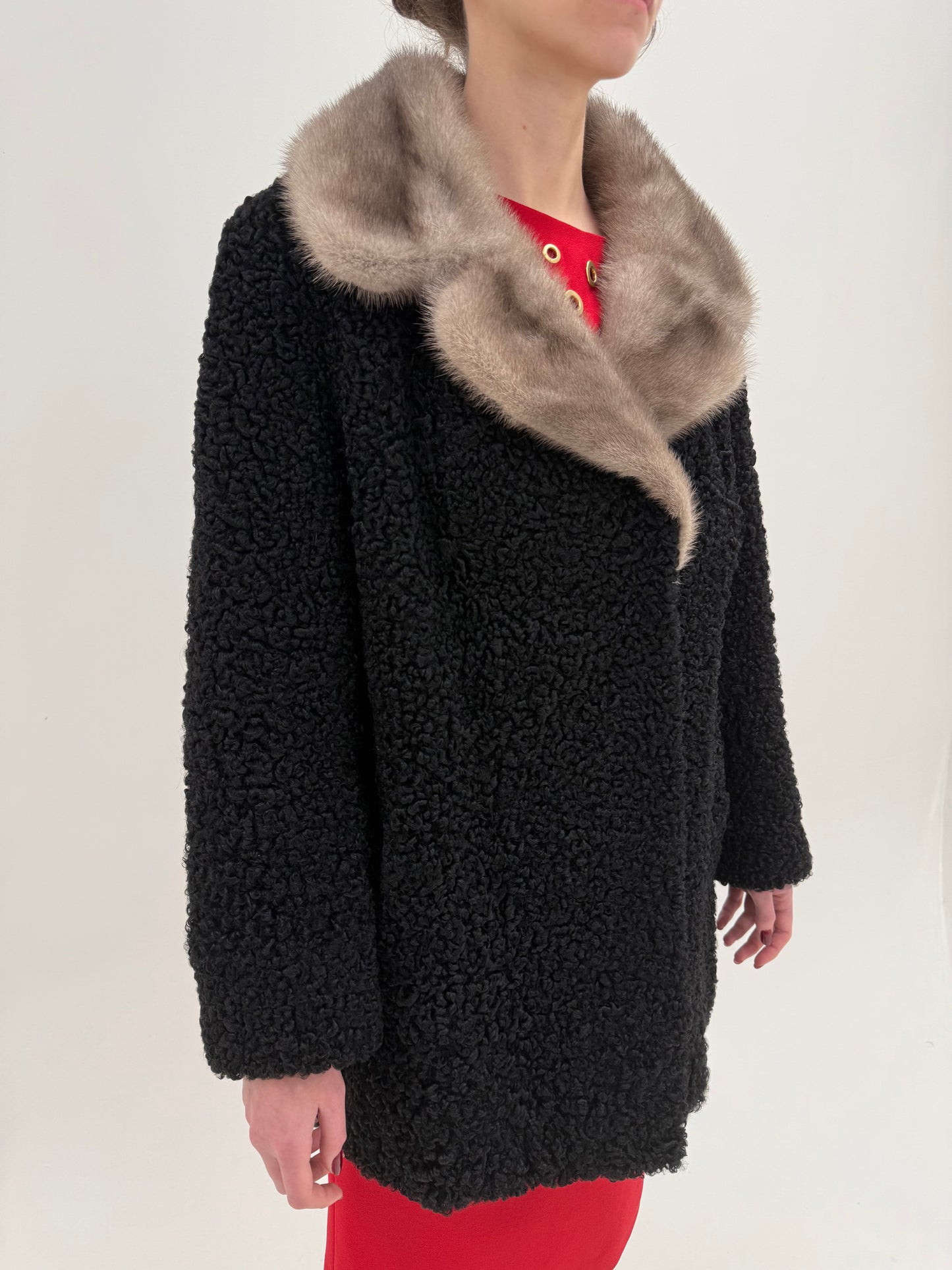 Blană naturală de miel Karakul cu guler din blană naturală de nurcă