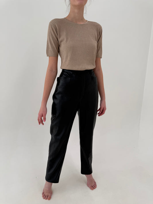 Pantaloni tall din piele naturală moale în croi clasic pe picior