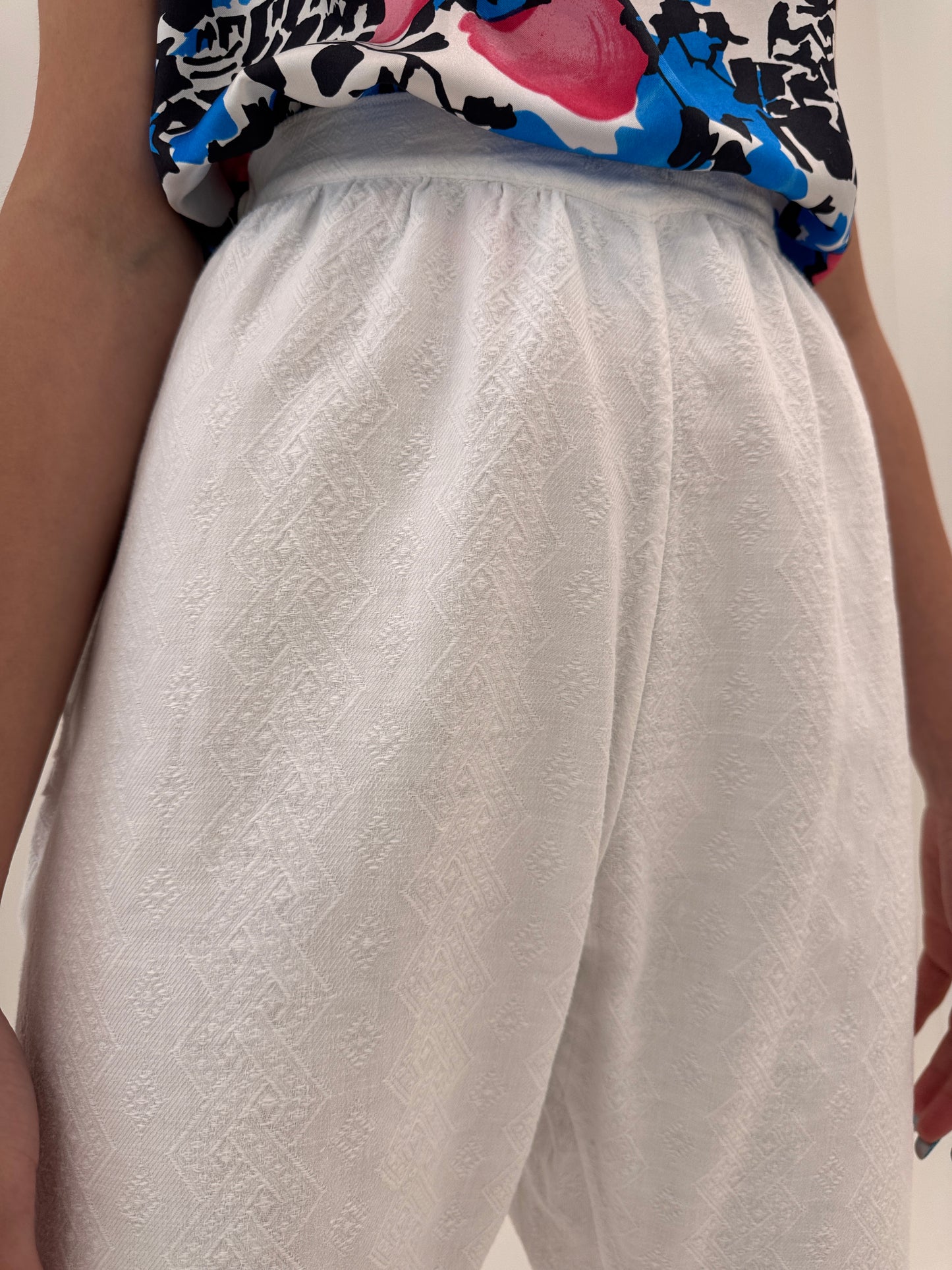 Pantaloni capri din pânză excepțională de bumbac cu broderie anglaise