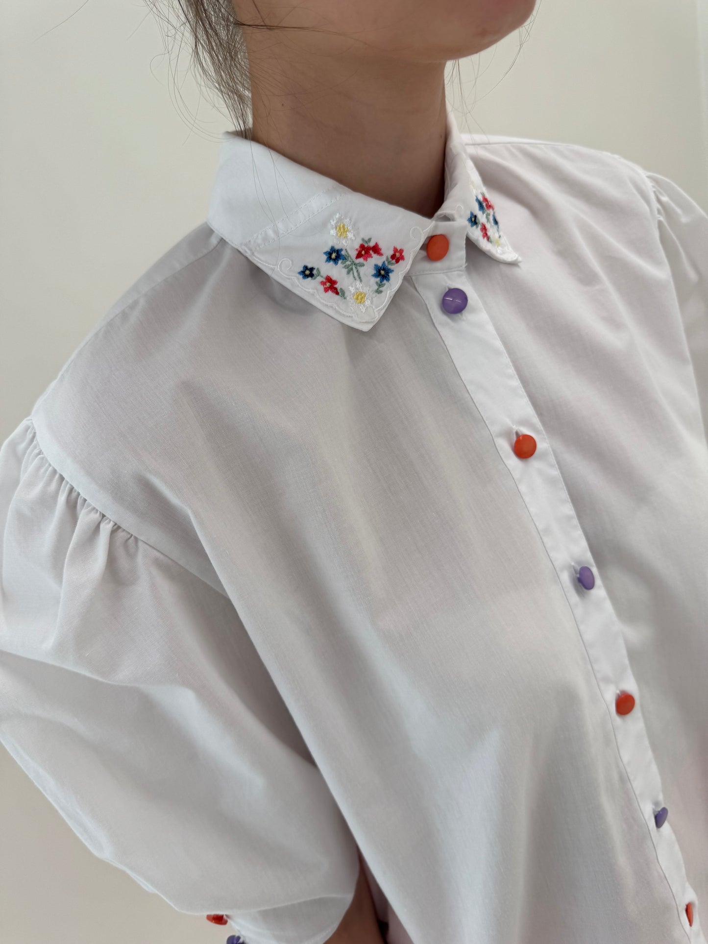 Camasa din bumbac cu umeri bufanți, broderie și nasturi colorați