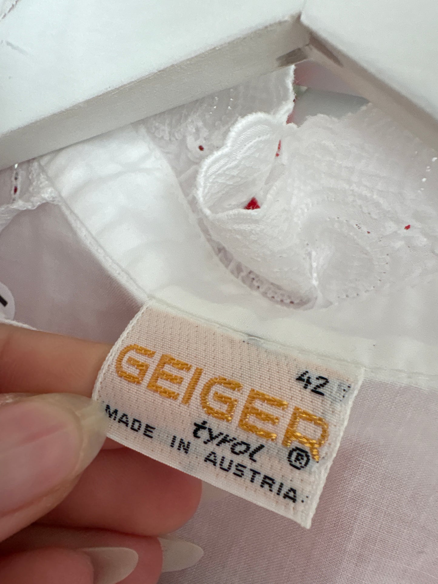 Cămașa vintage bijuterie cu broderie manuală extrem de fină