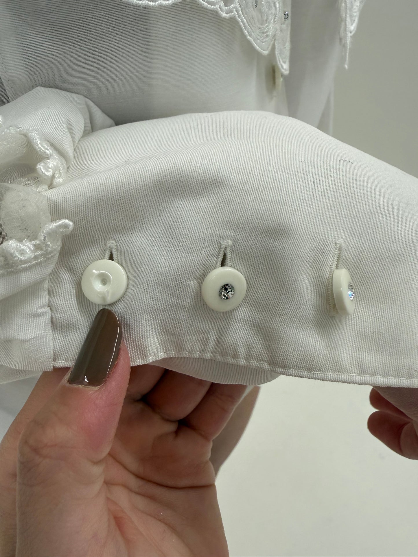 Cămașa cambrata cu guler brodat din organza și manșete ultra înalte