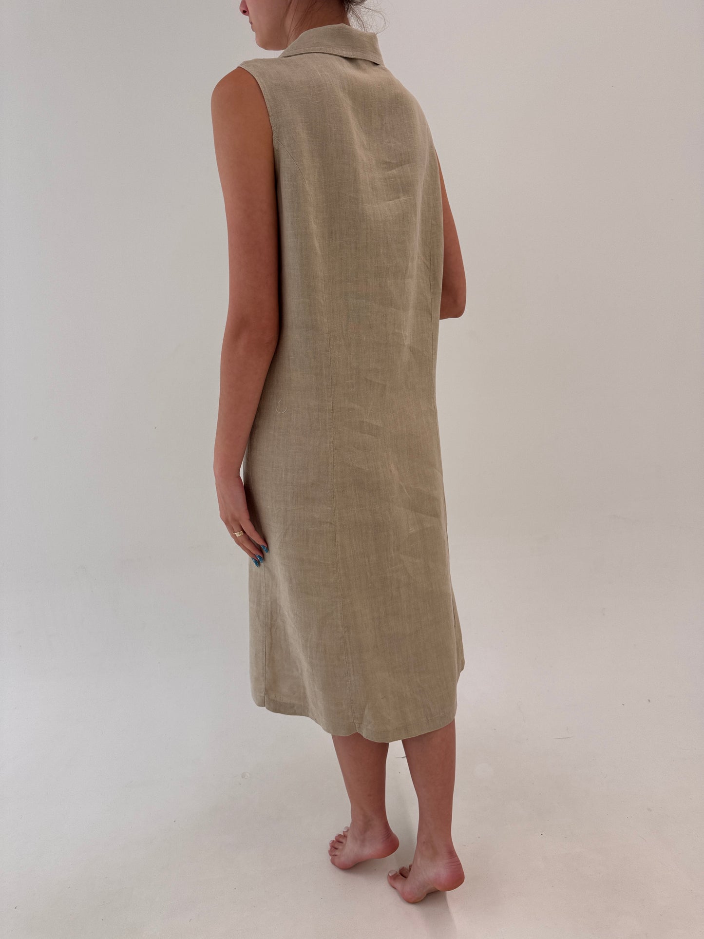 Rochie maxi nude din pânză de in în croi clasic