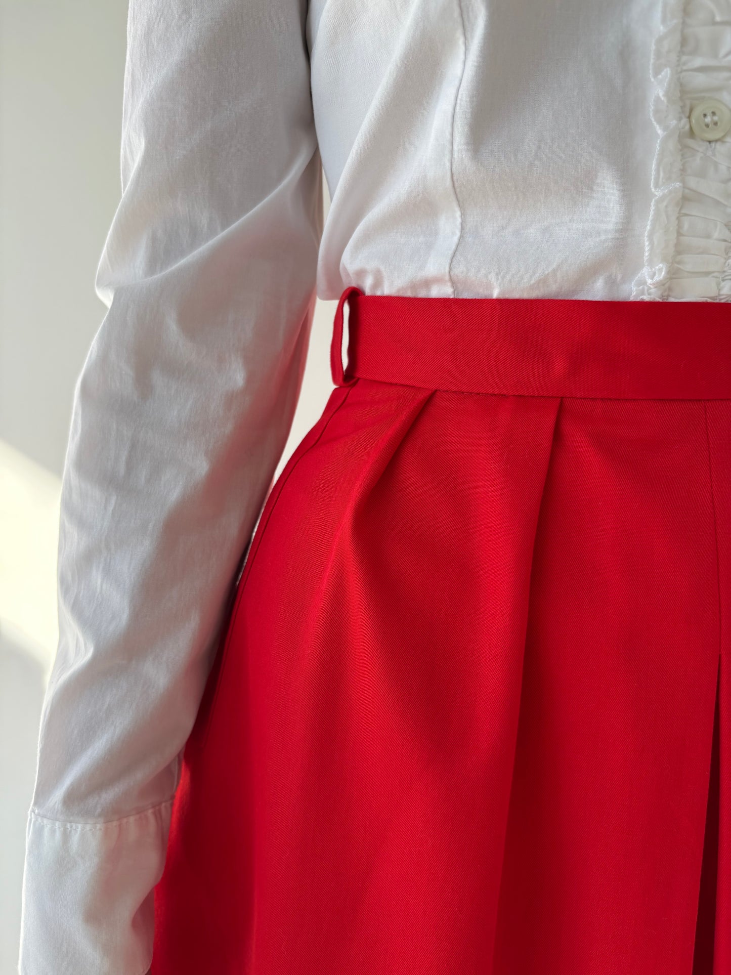 Fustă vintage roșu tare din stofă extrafina de lana cu buzunare