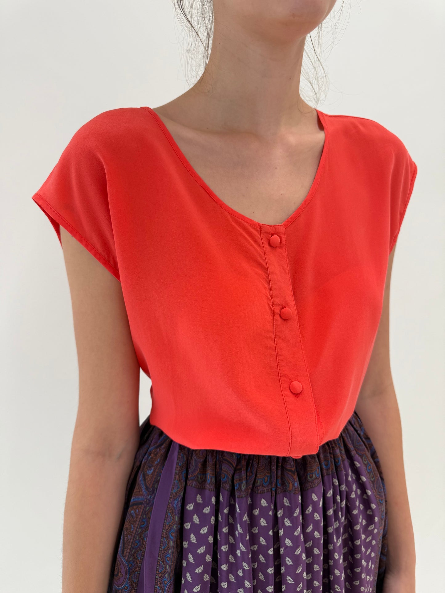 Top coral red în croi minimalist din mătase naturală în croi lejer