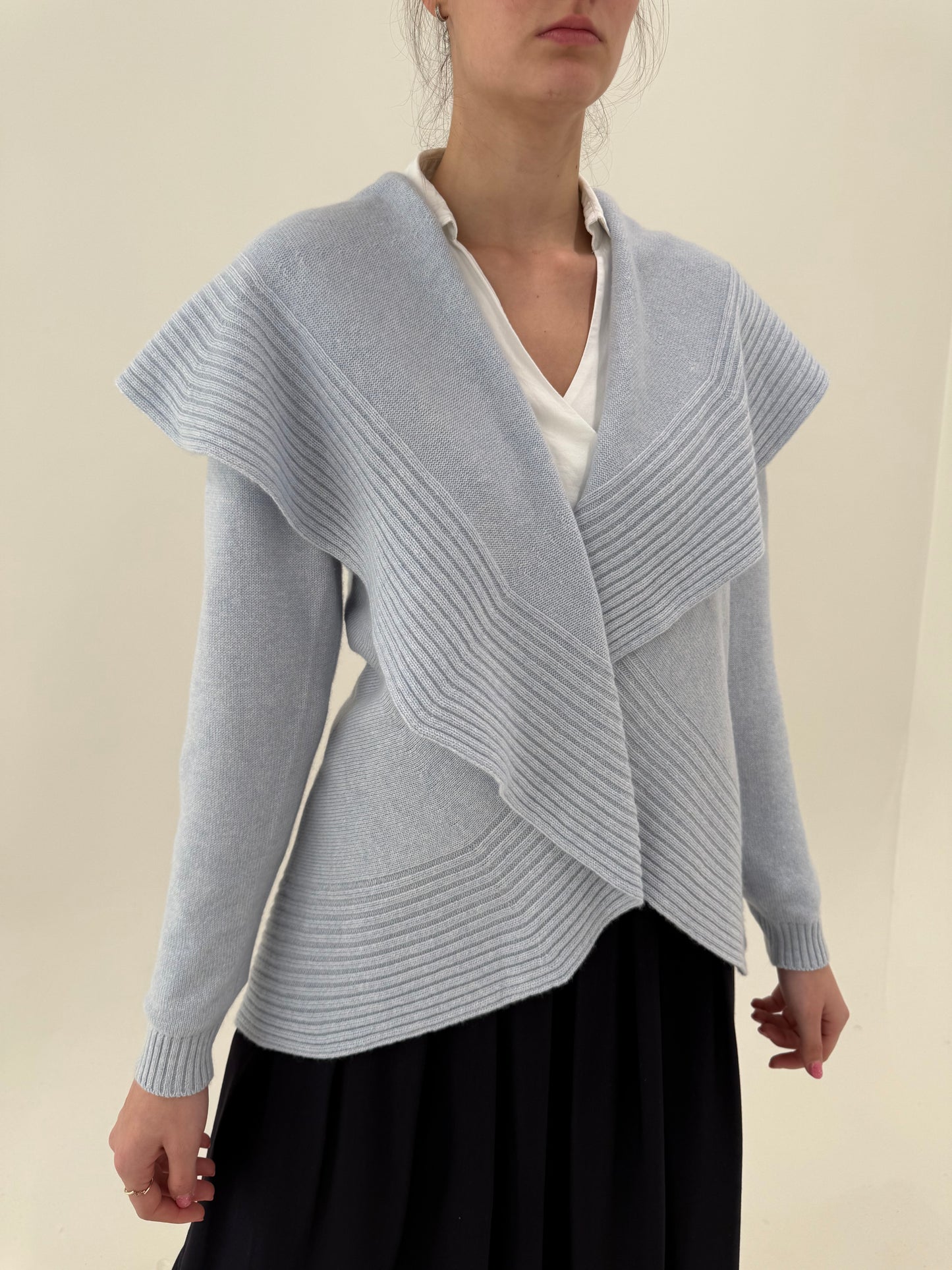 Cardigan baby Blue din cașmir cu guler supradimensionat în croi feminin