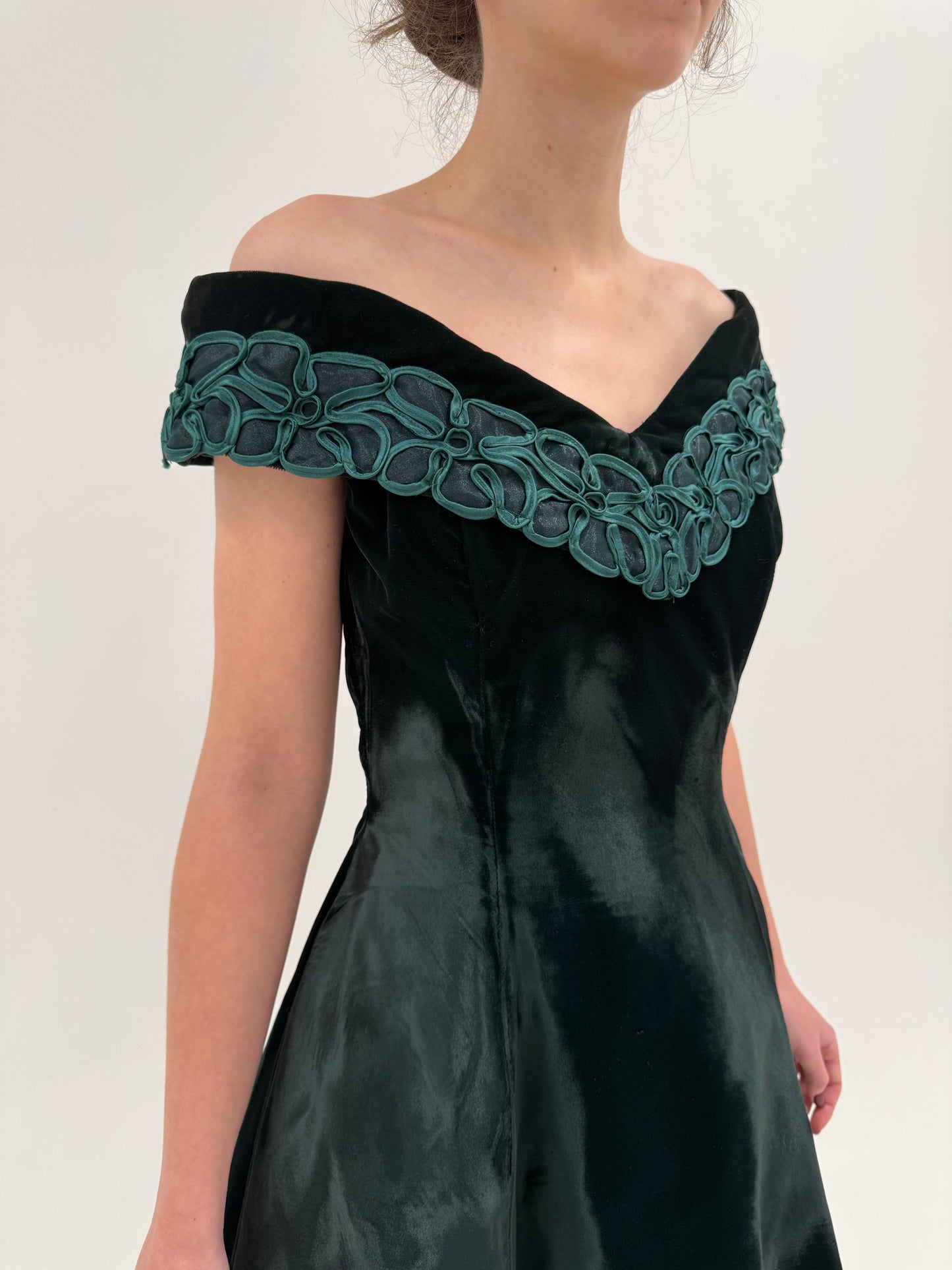 Rochie vintage de seară cu corsaj din catifea dark green în croi super feminin