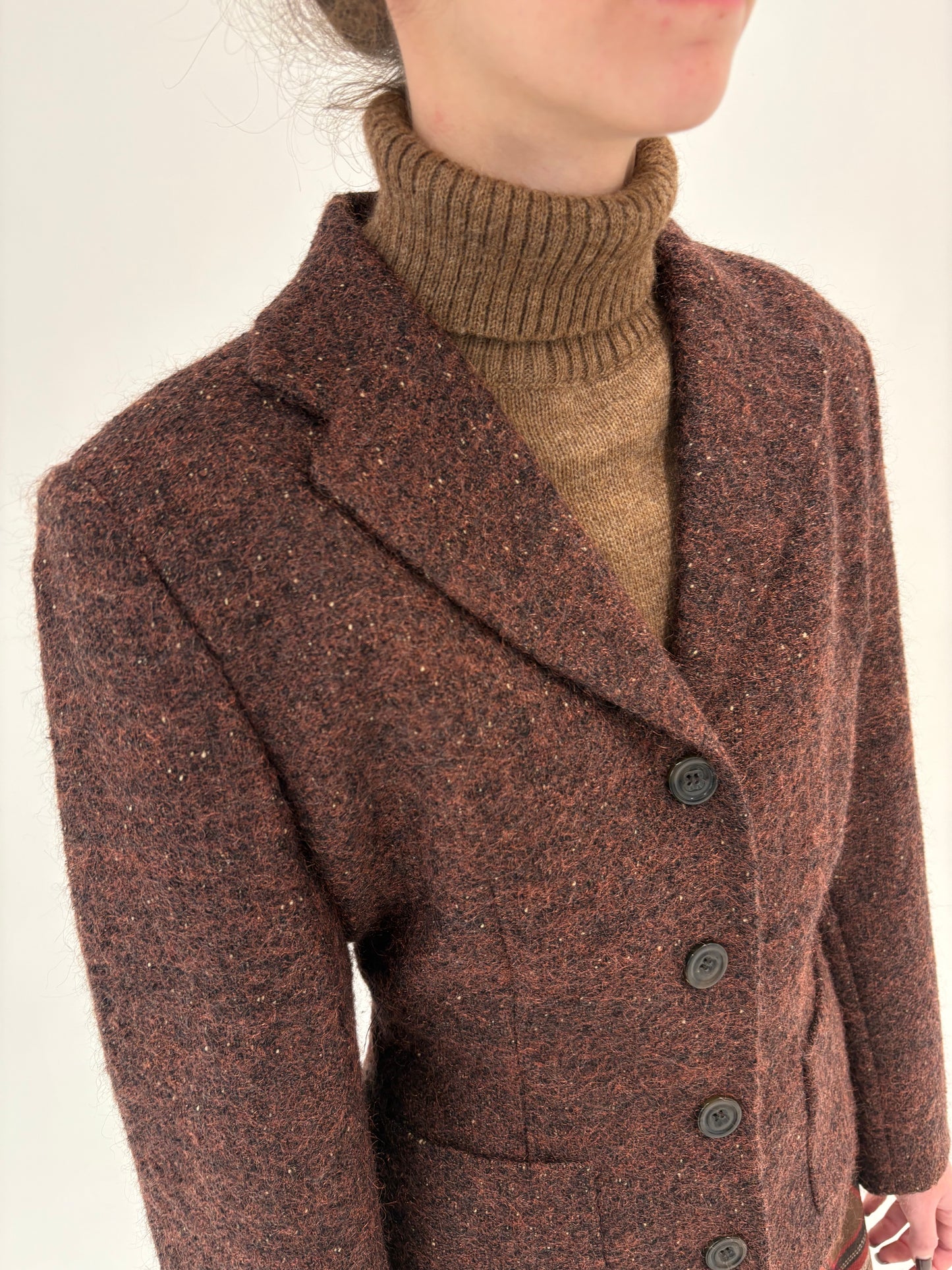 Sacou cambrat din boucle de mohair și lana cu efect ușor perlat