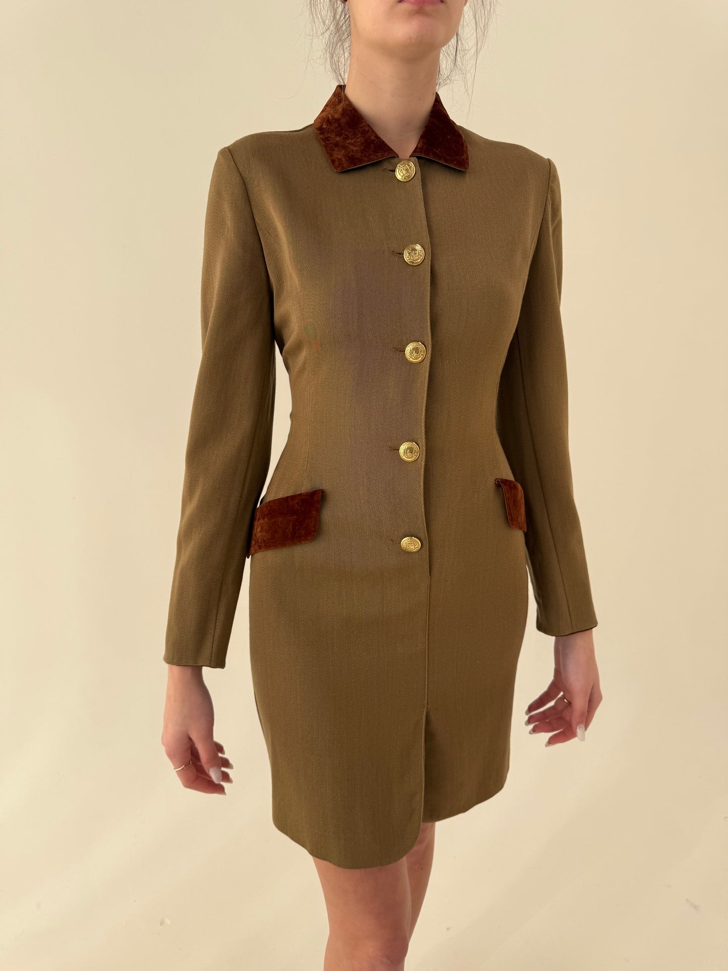 Rochie camel tip sacou în croi cambrat și nasturi aurii și si inserții de catifea