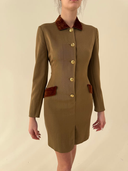 Rochie camel tip sacou în croi cambrat și nasturi aurii și si inserții de catifea