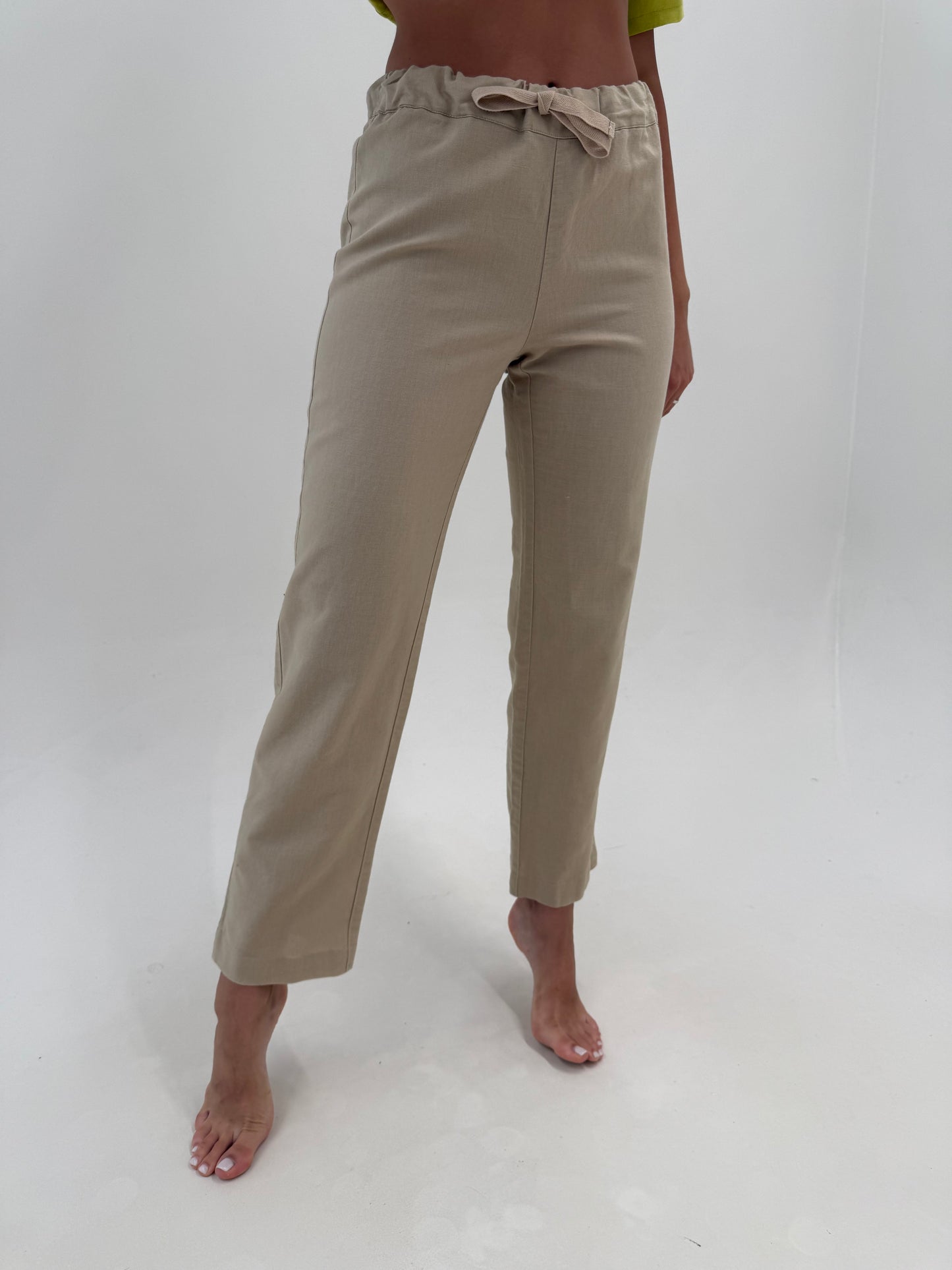 Pantaloni sand nude din in cu talie reglabilă în croi clasic atemporal