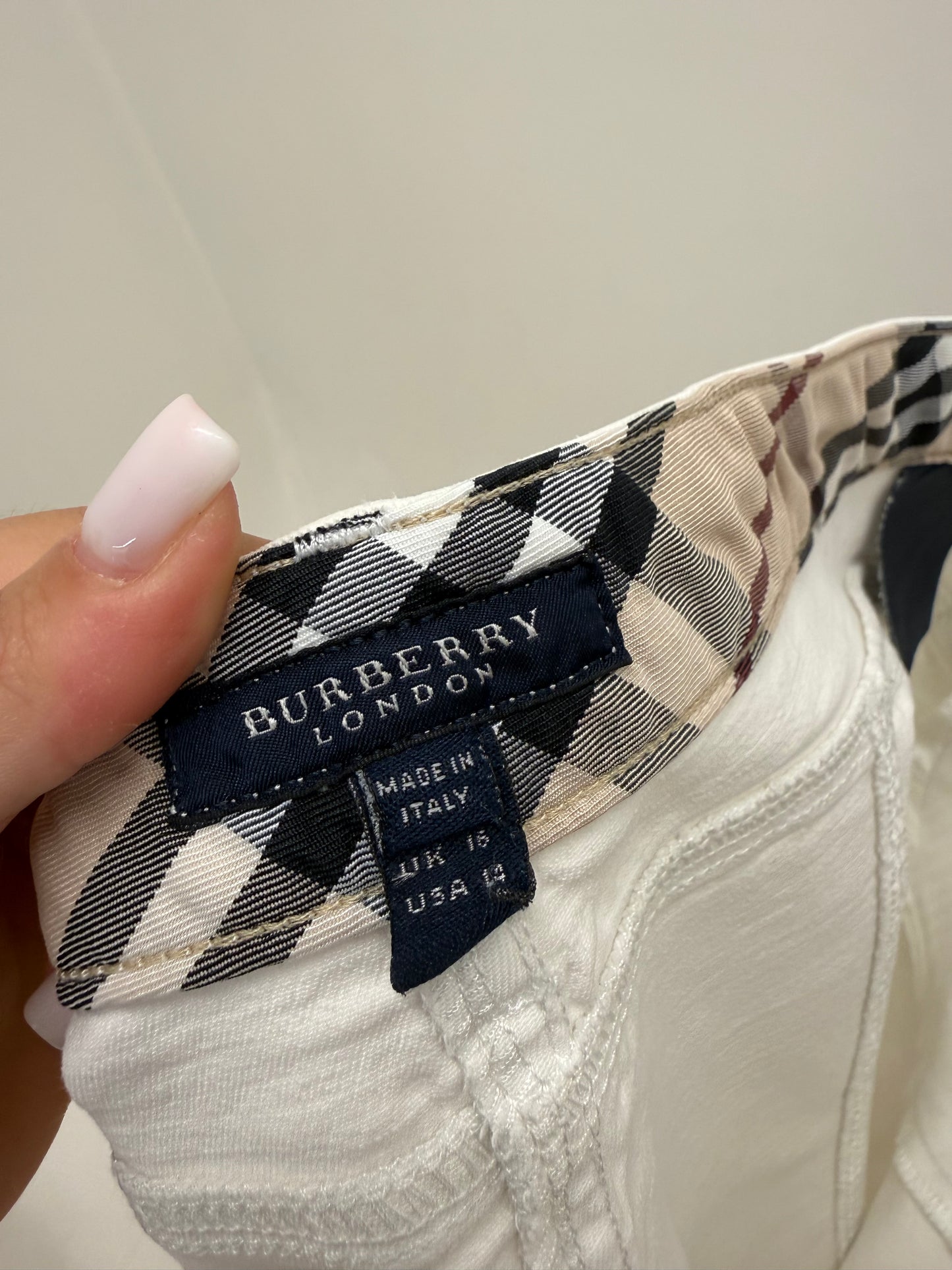 Fustă Burberry din poplin modelator în croi minimalist