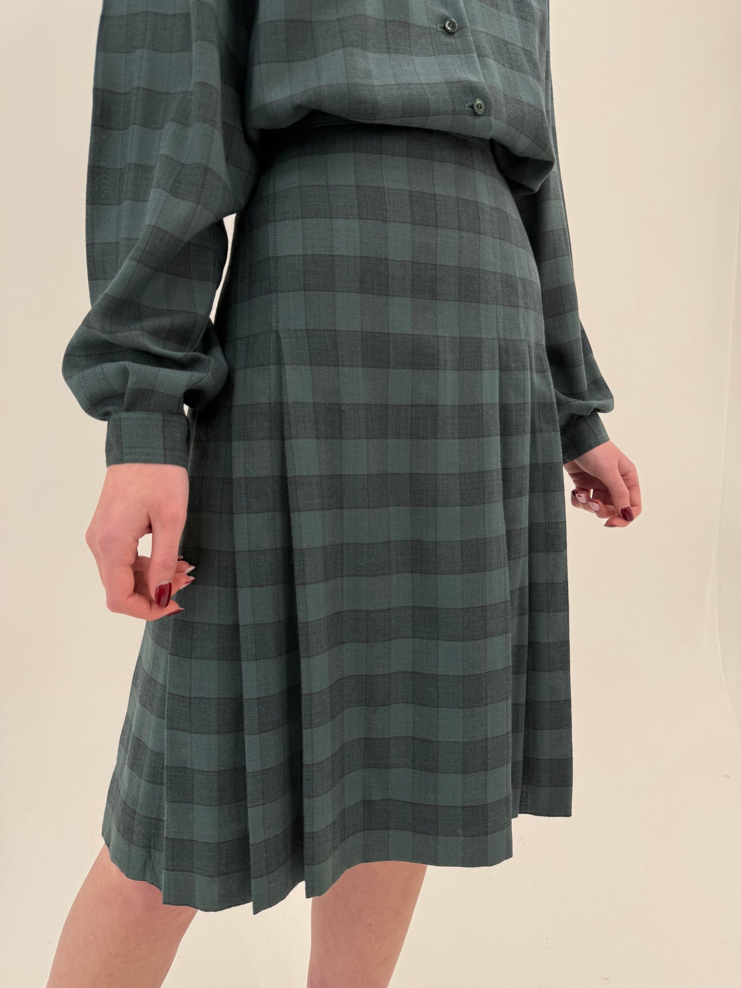 Set din lana extrafina în carouri cu fustă plisată midi