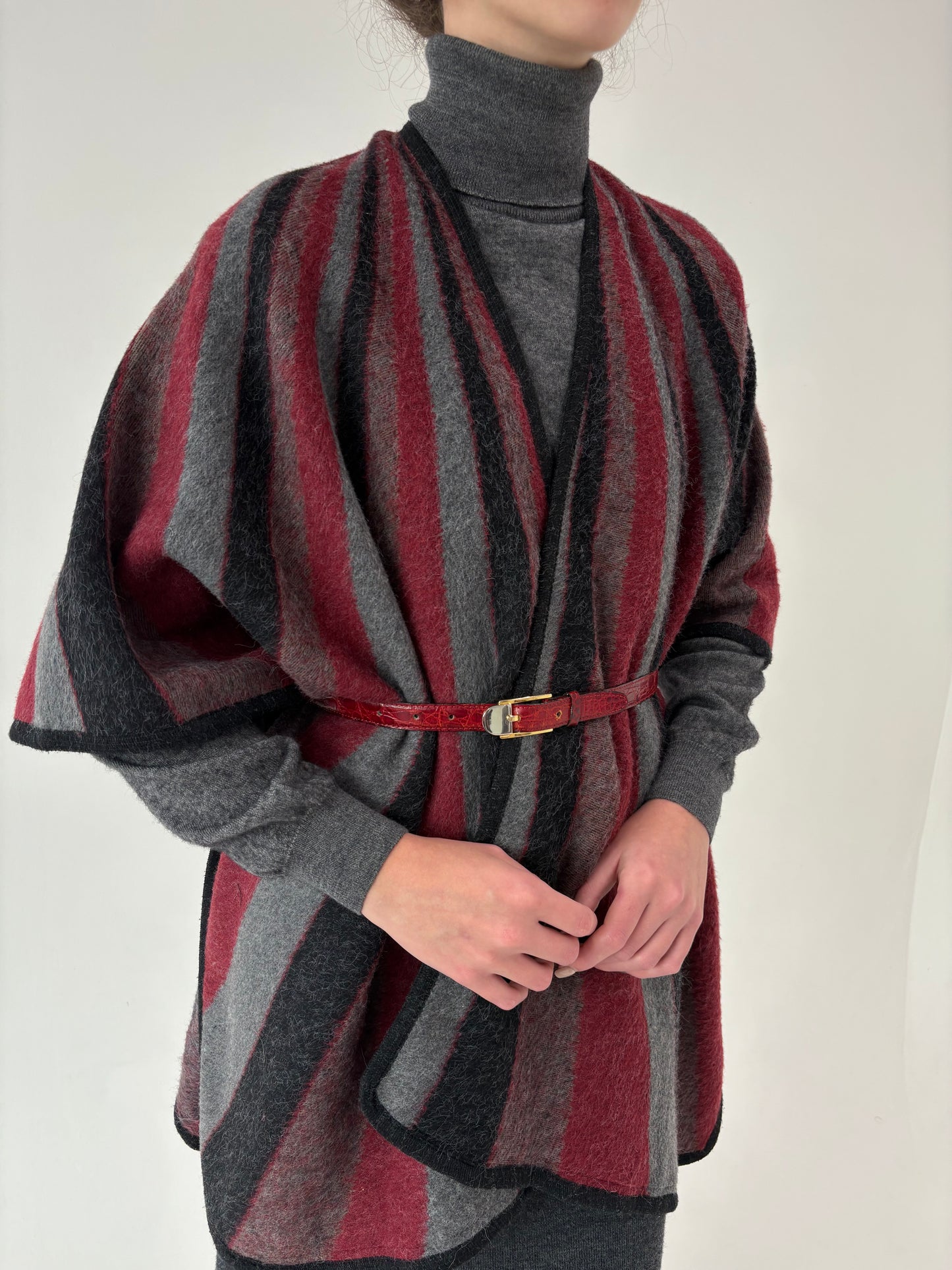 Capa din lana plină extrafina în combinație clasică de culori