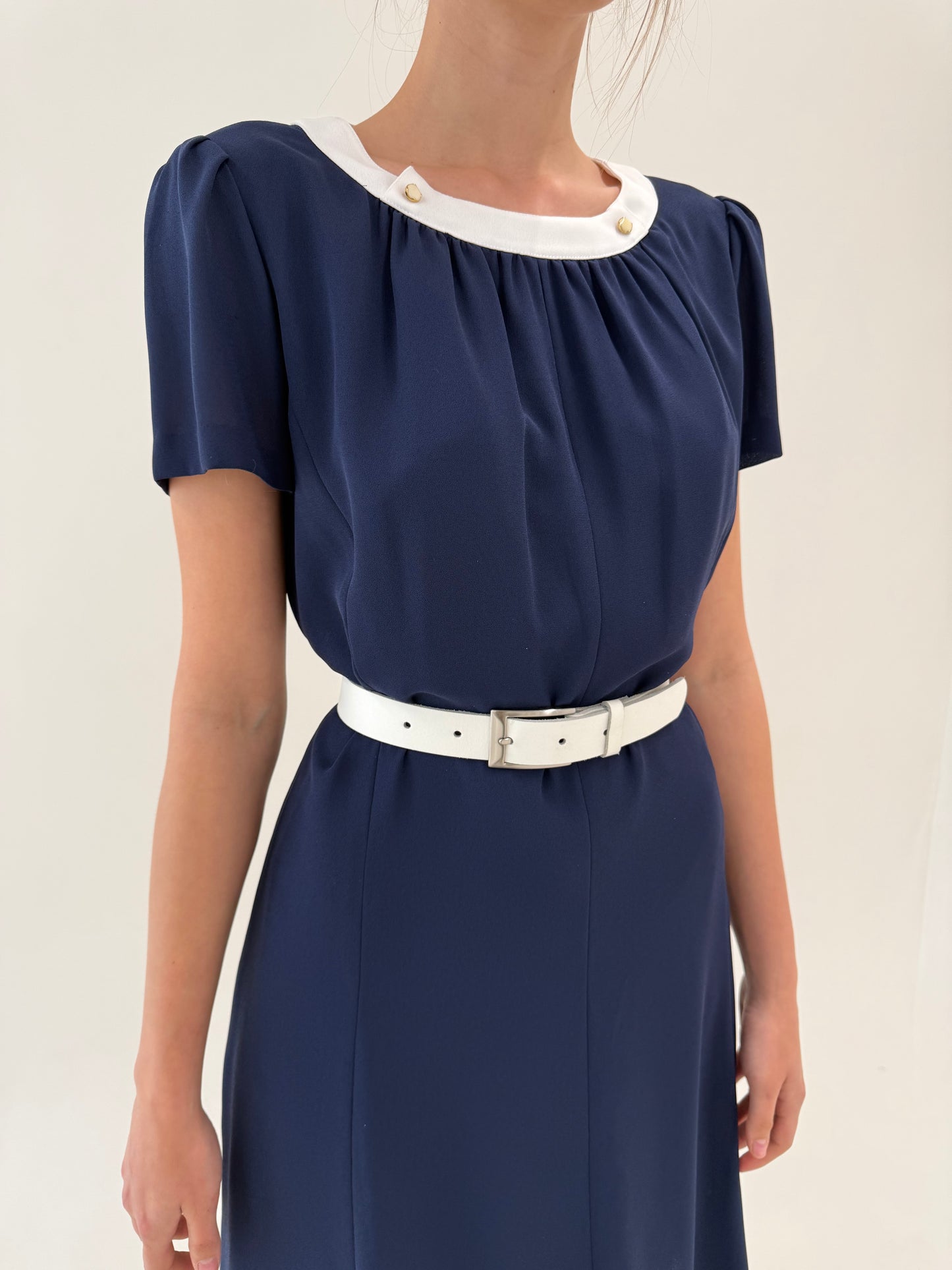 Rochie vintage chic Navy cu alb în croi clasic feminin