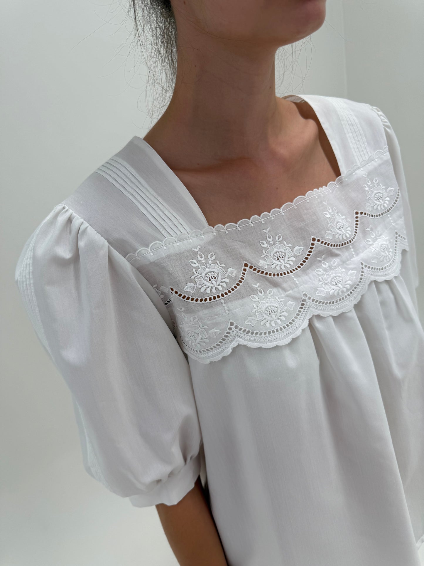 Top vintage în croi super revenit în trend din panzica fină de bumbac cu broderie