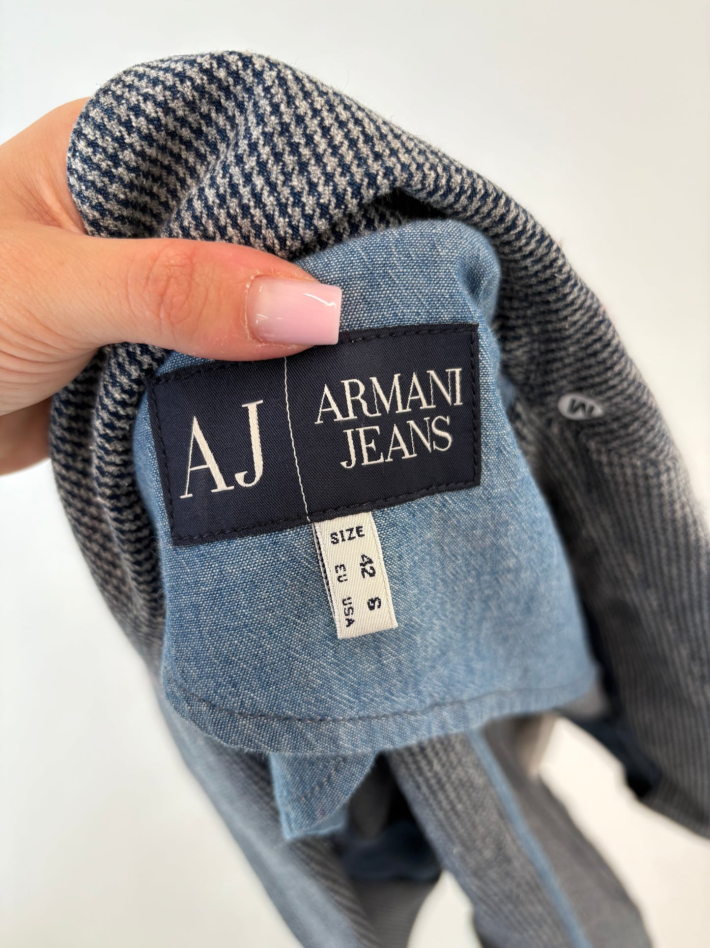 Sacou Armani cambrat din jeans gros pied du coq cu ținuta