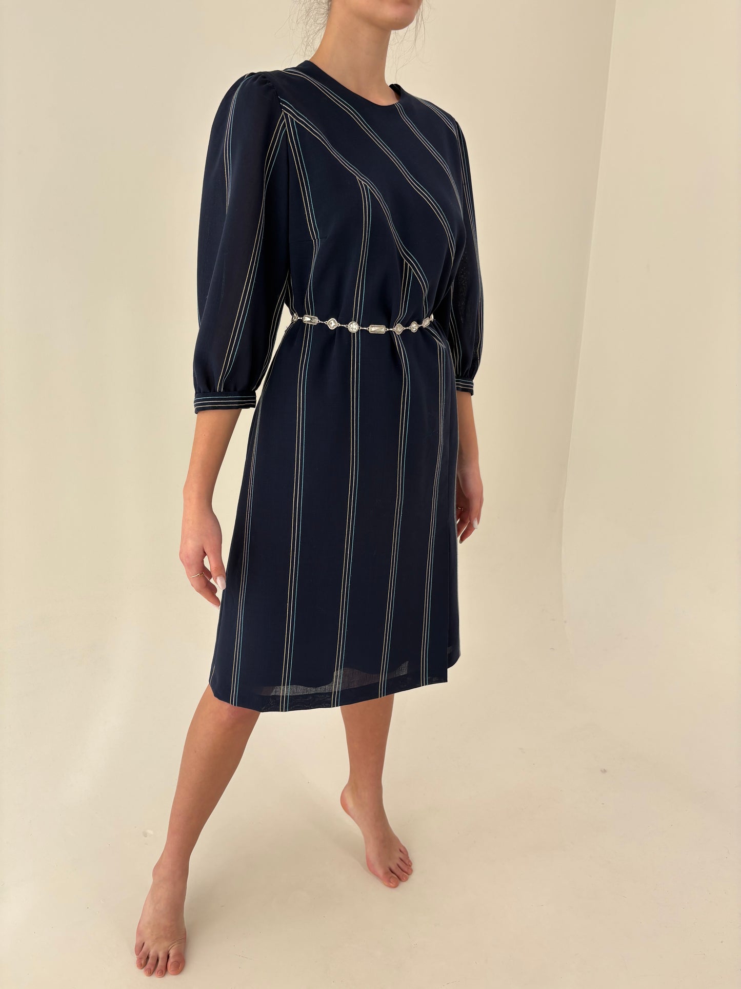 Rochie vintage în croi retro modern în dungi fine verticale cu mâneci ușor bufante