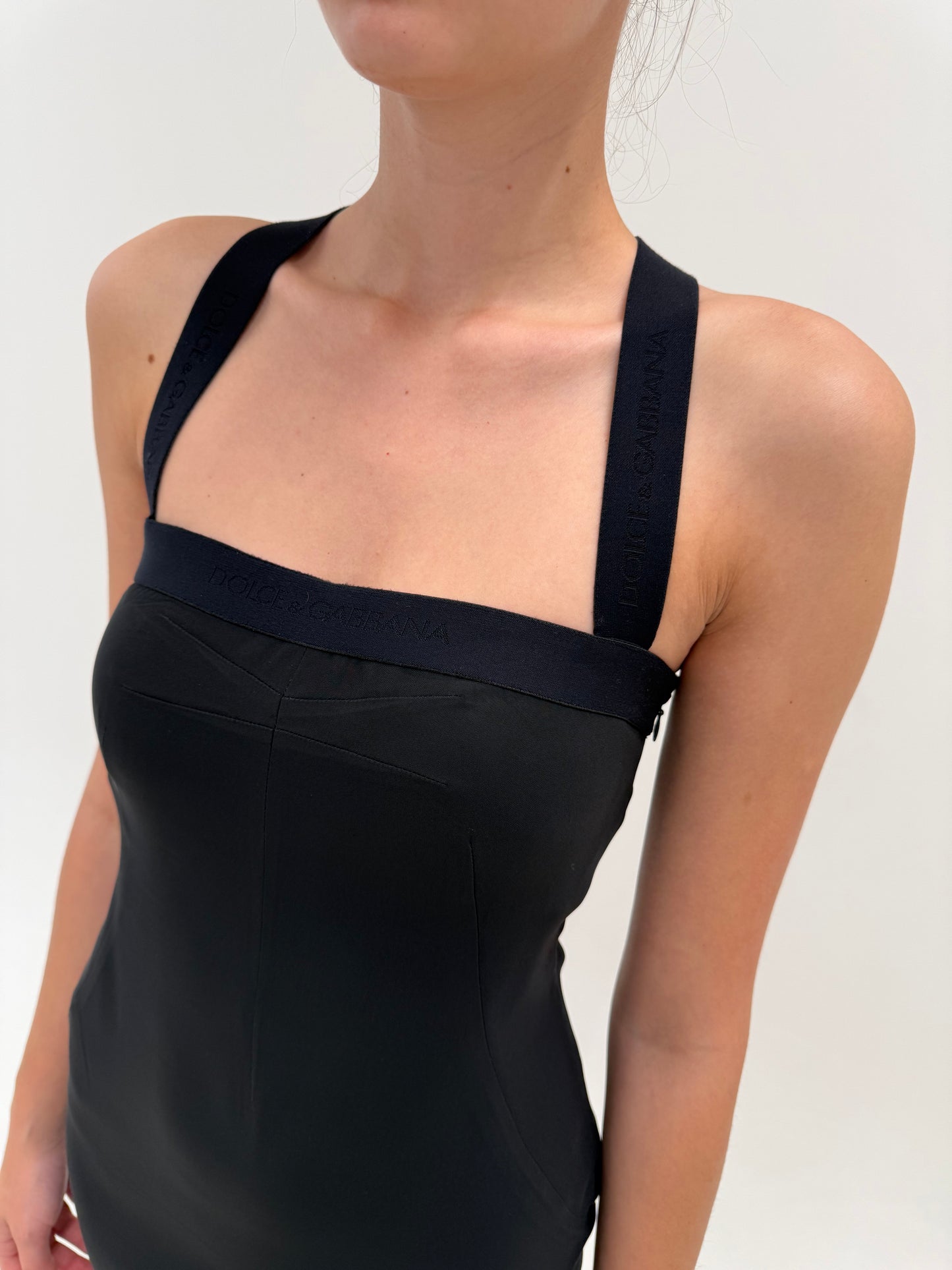 Rochie Dolce&Gabbana neagră ultra modelatoare în croi specific brandului