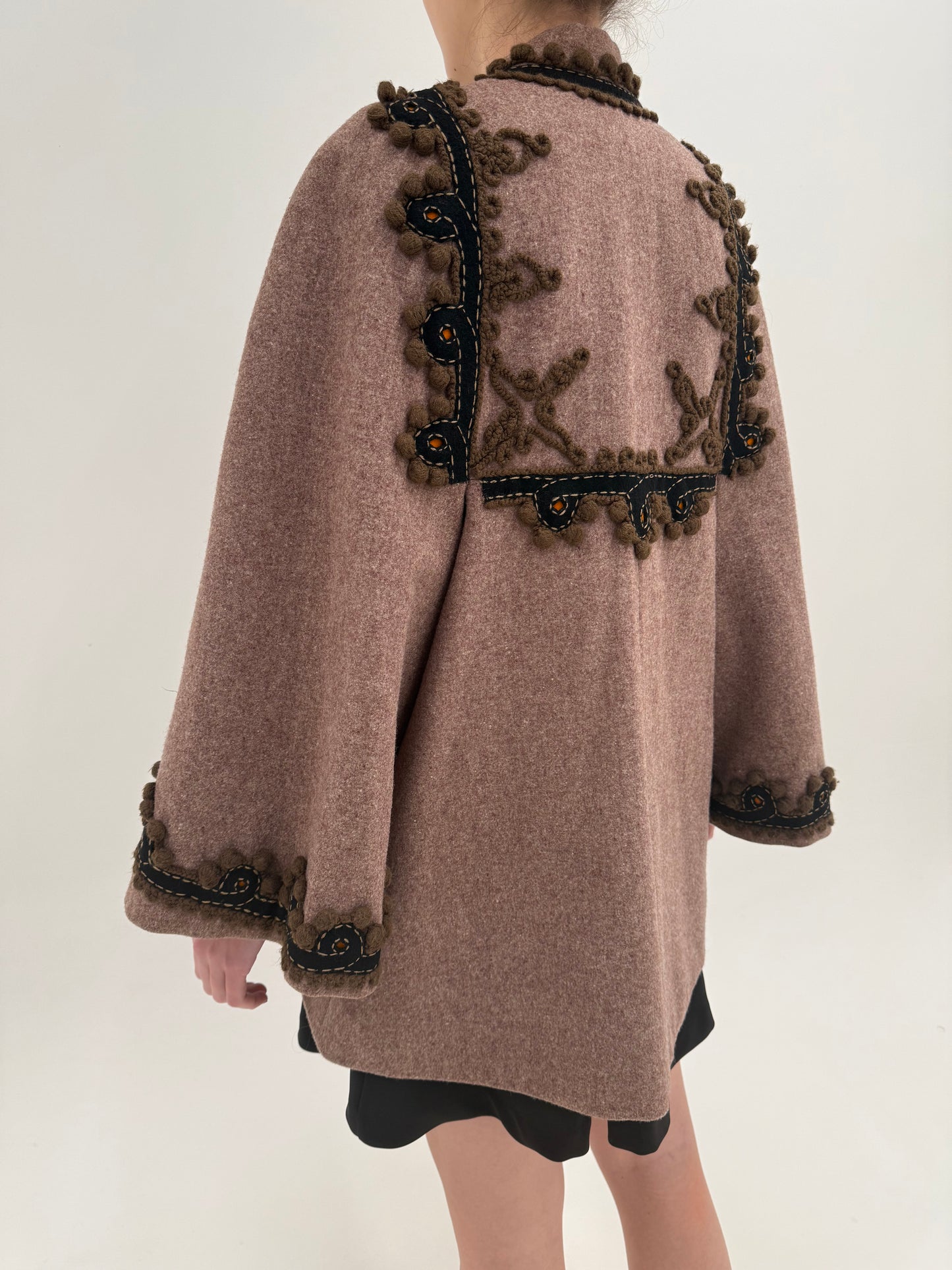 Palton tip capa din lana structurată taupe brown cu broderie manuală 3D