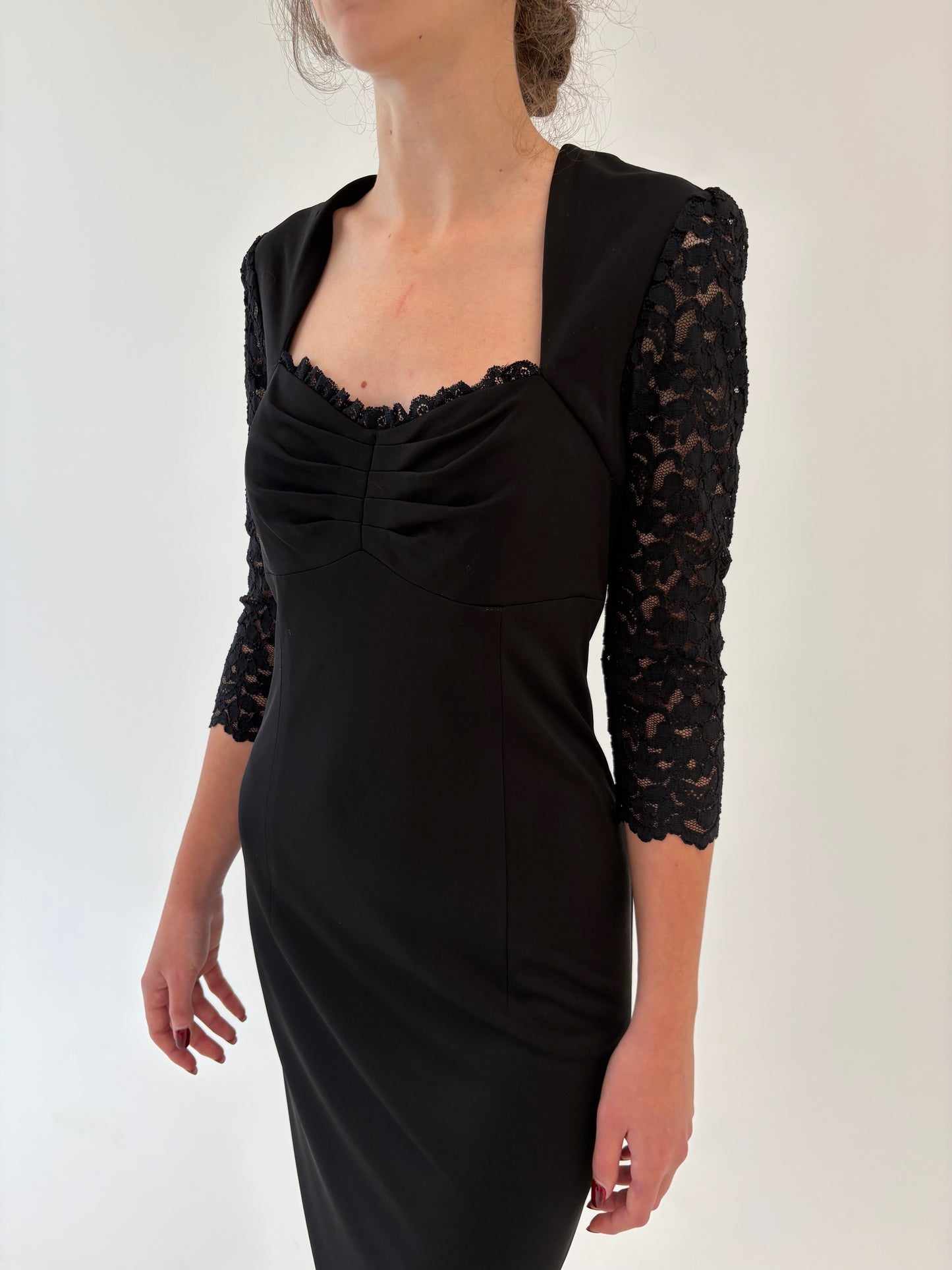 LBD luxury Madeleine cu decolteu inima și inserții de dantelă