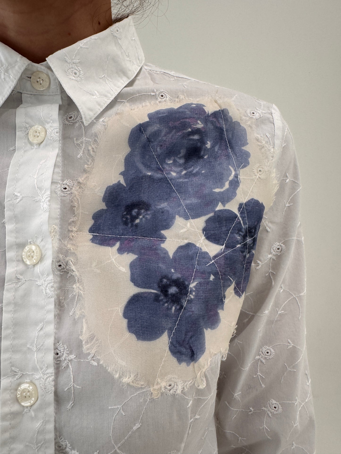 Cămașa Krizia superbă din bumbac integral broderie anglaise cu aplicații