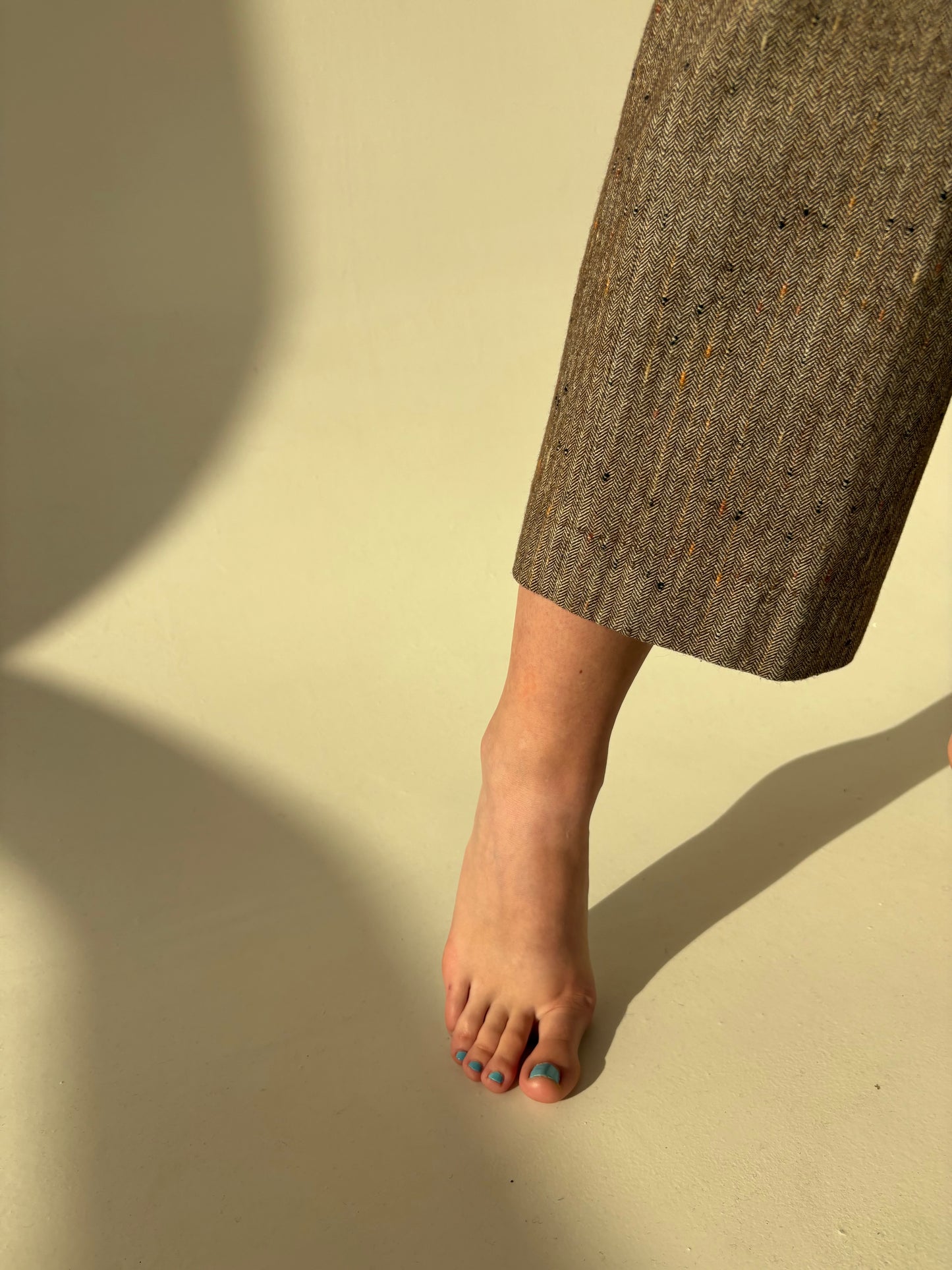 Pantaloni petite spre palazzo din lana extrafina chevron cu inserții colorate