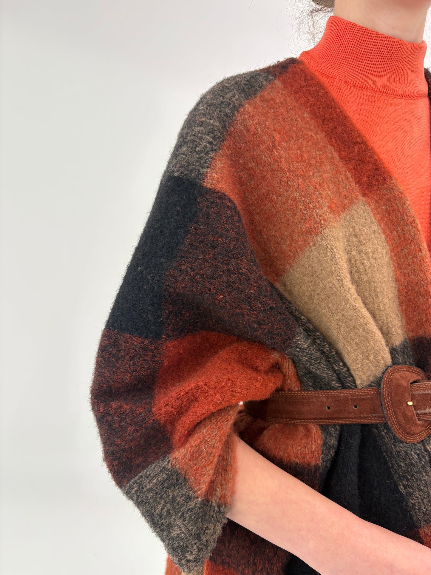 Capa groasă în nuanțe neutre din lana extrafina