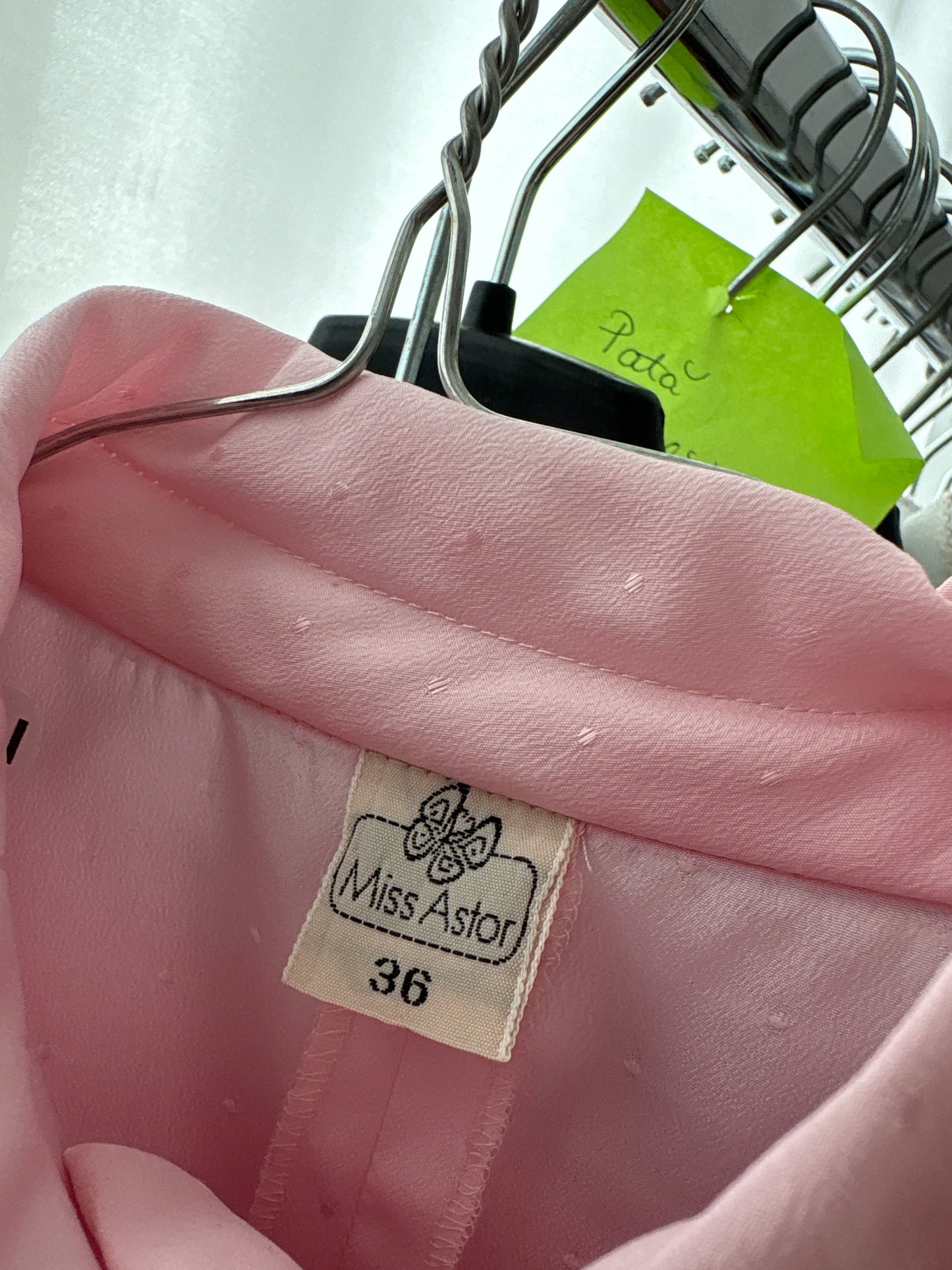 Cămașa vintage powder Pink in croi deosebit cu mâneci ușor bufante