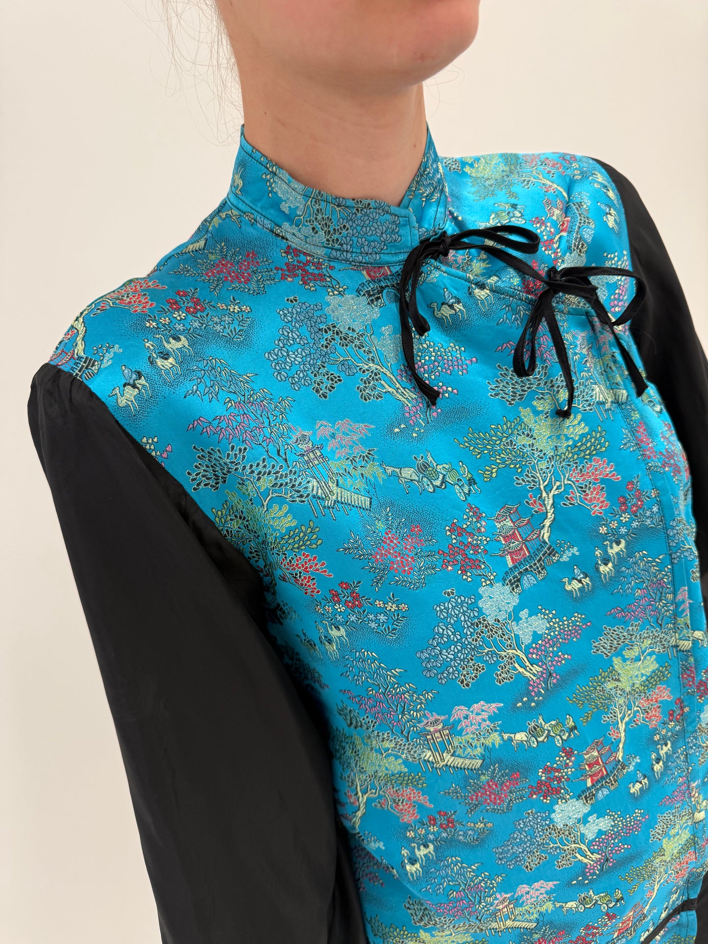 Pardesiu asiatic de vară din jacquard de mătase naturală cu închidere specifică