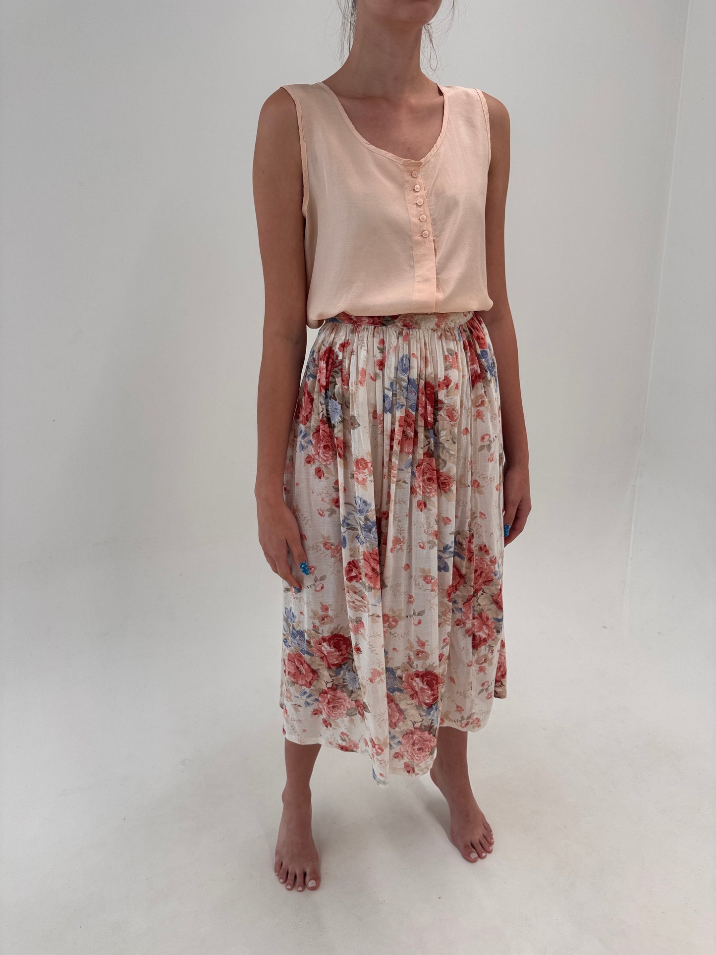 Fustă din panzica extrafina cu eline floral superb și talie elastică light nude