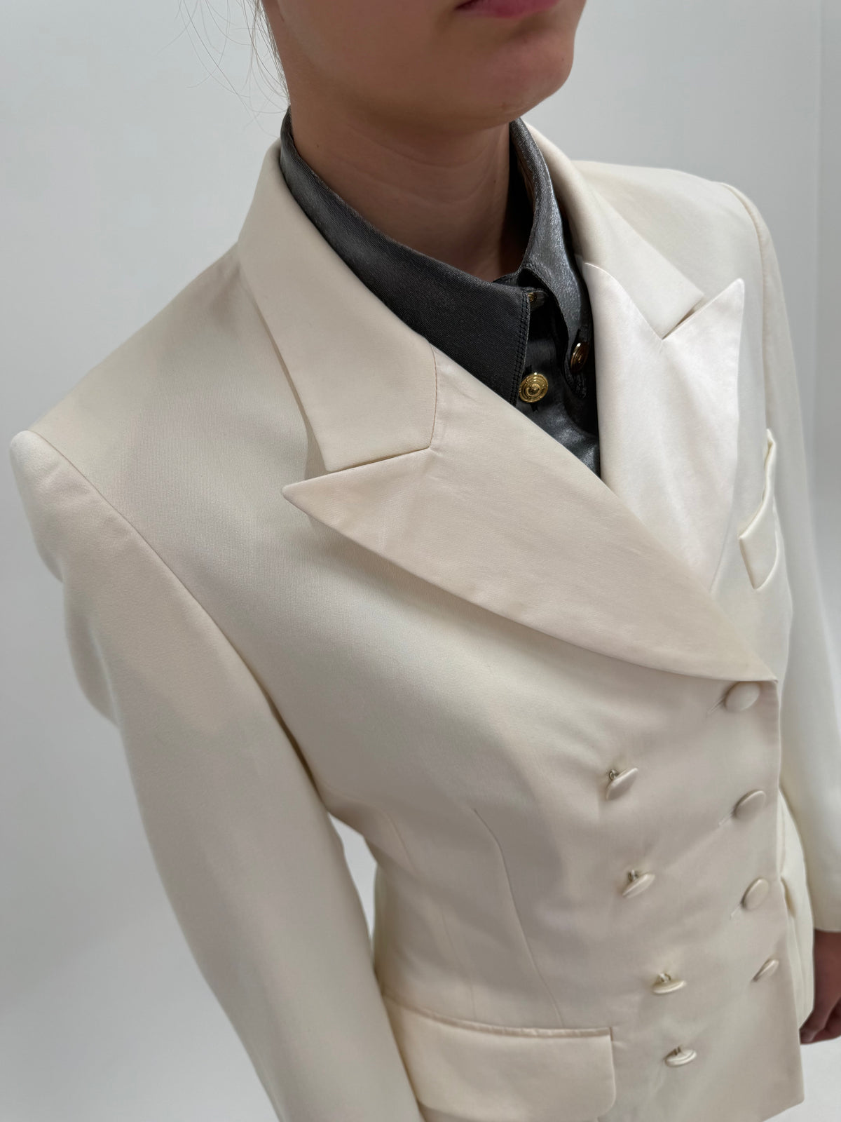 Sacou Escada Couture cu revere late satinate din mătase naturală și lana excepțională