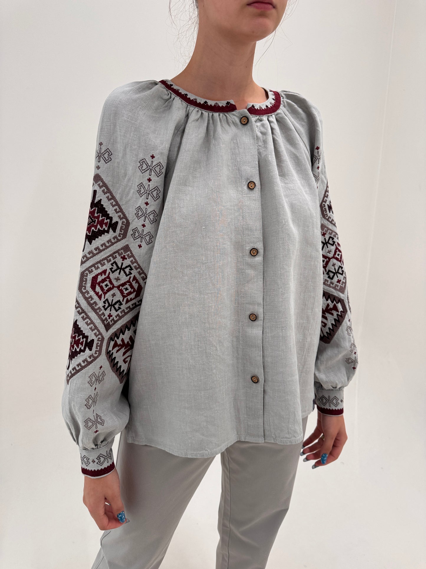 Tunica din pânză de in warm gray cu broderie excepțională burgundy