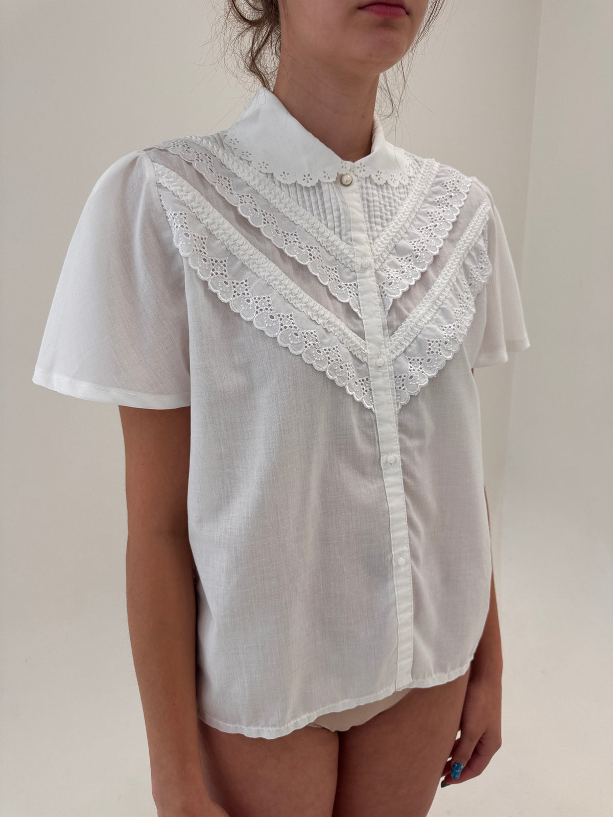 Cămașa vintage cu broderie anglaise și guler Peter Pan din panzica de bumbac