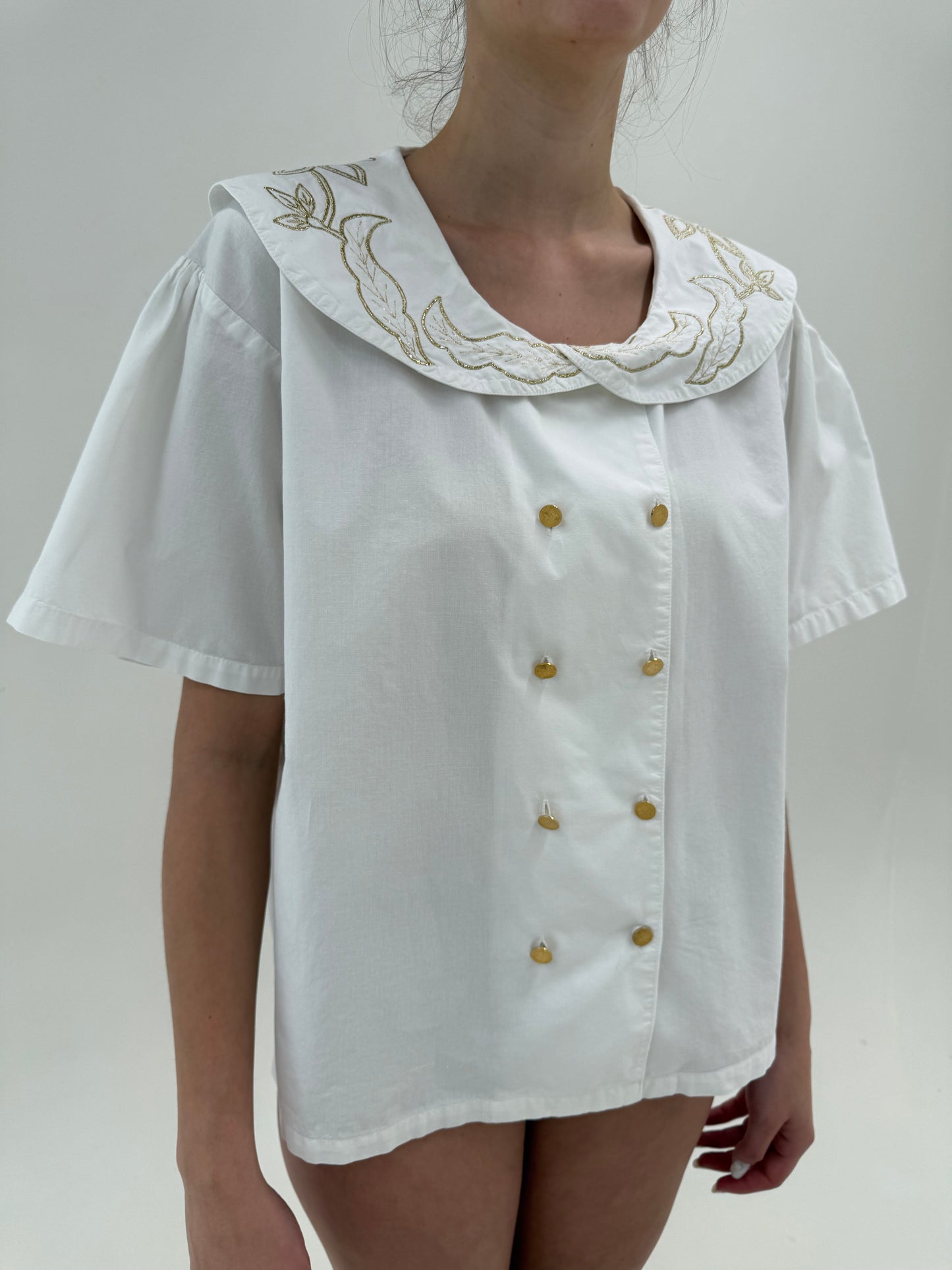 Cămașa vintage cu broderie aurie din pânză de bumbac ușor structurată