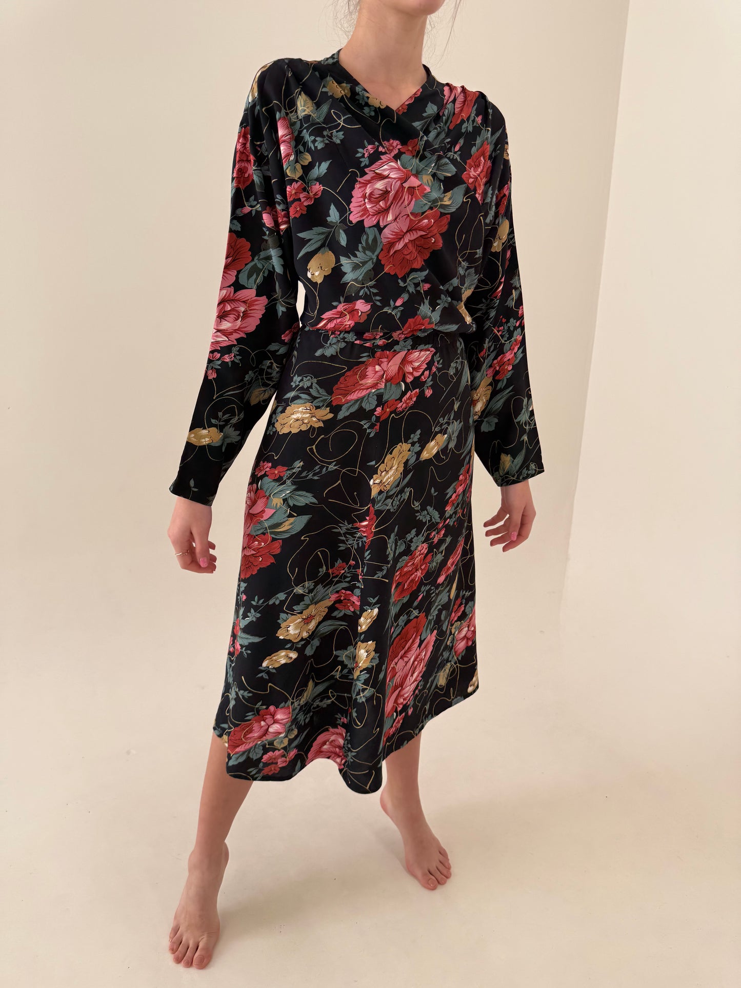 Rochie maxi cu buzunare și print floral superb și bust ușor drapat petrecut