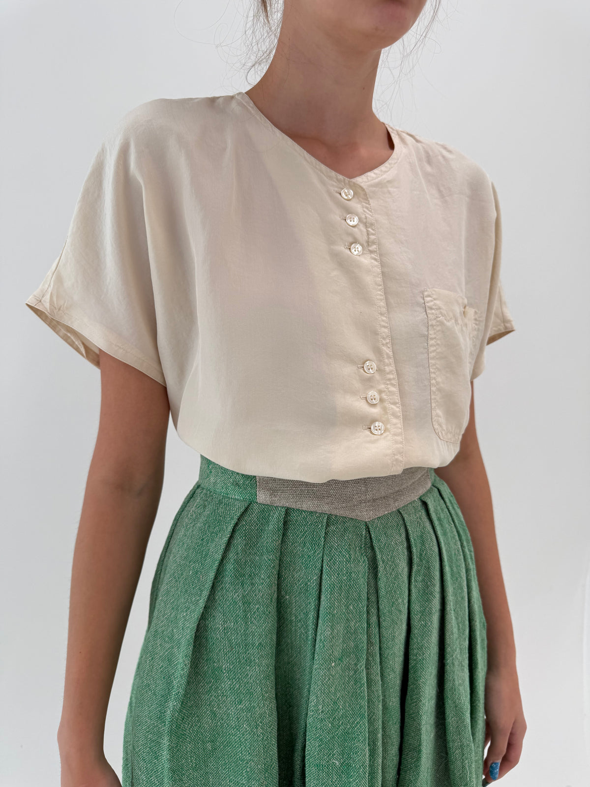 Top light nude in croi retro modern din mătase naturală